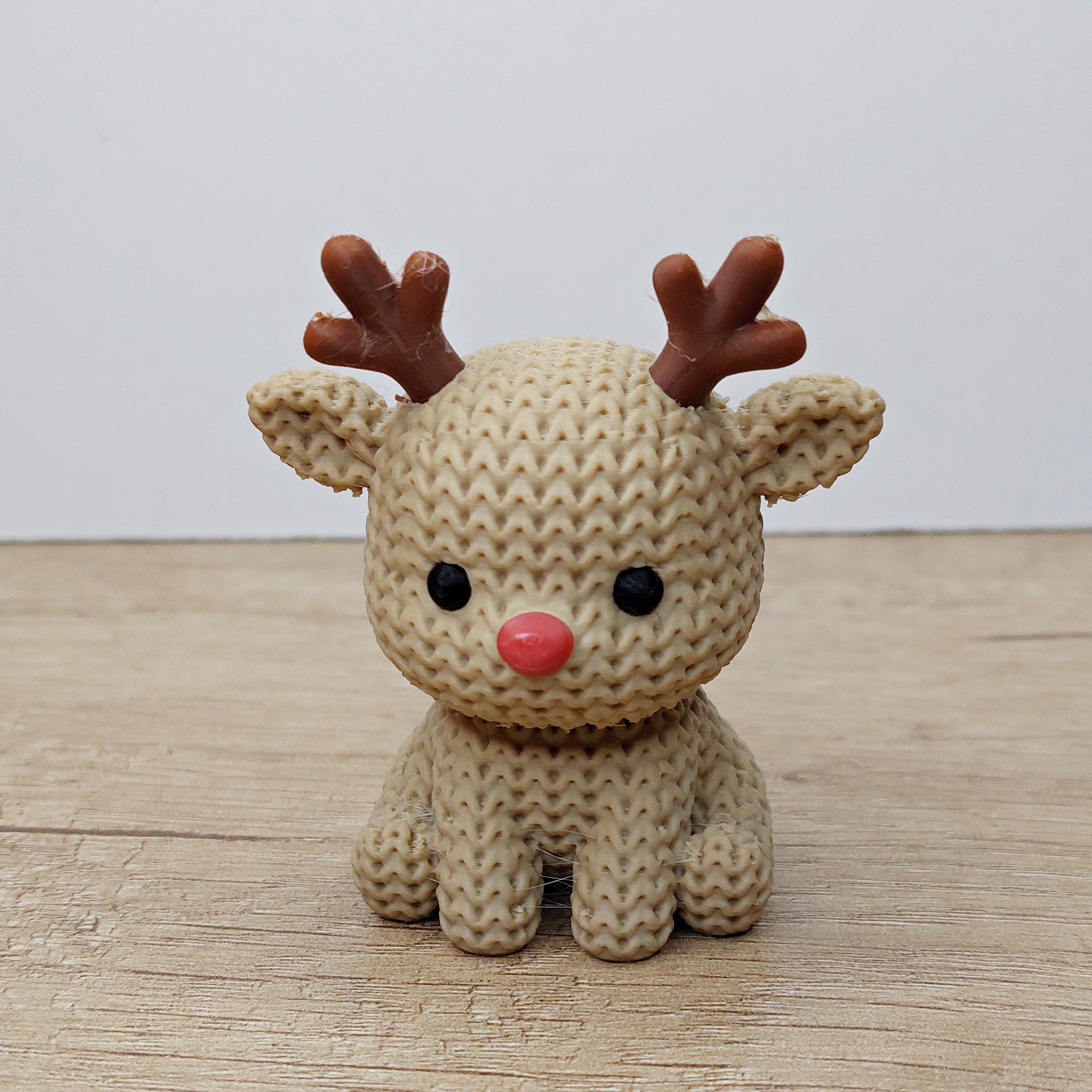 Rentier im Strick-Look aus hochwertigem 3D-Druck als winterliche Weihnachtsdekoration für Wohnzimmer, Regal oder Fensterbank.