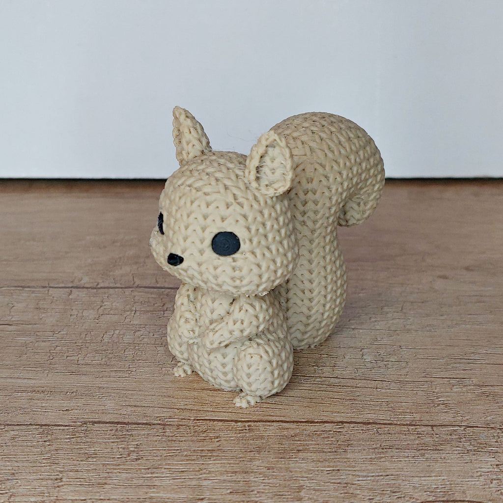 🐿️ Eichhörnchen im Strick-Look aus 3D-Druck – Niedliche Dekofigur mit gemütlicher Strickoptik