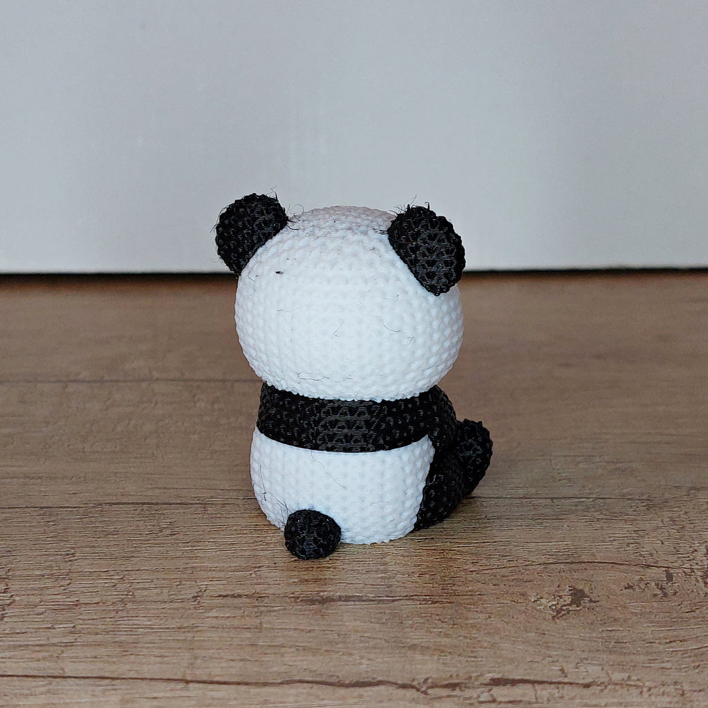 🐼 Panda im Strick-Look aus 3D-Druck – Niedliche Dekofigur für Tierliebhaber