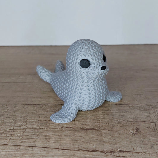 Seehund im Strick-Look aus 3D-Druck in Hellgrau