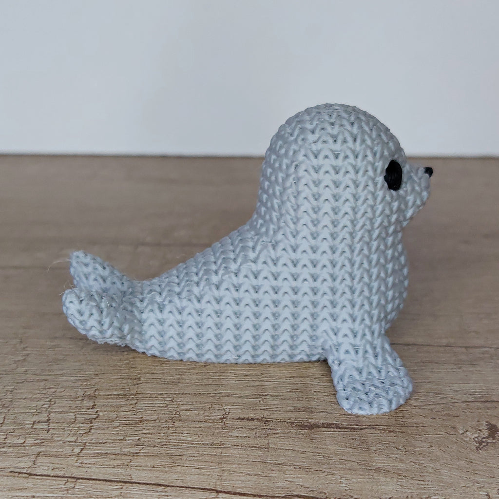🦭 Seehund im Strick-Look aus 3D-Druck – Maritime Dekofigur mit liebevoller Strickoptik