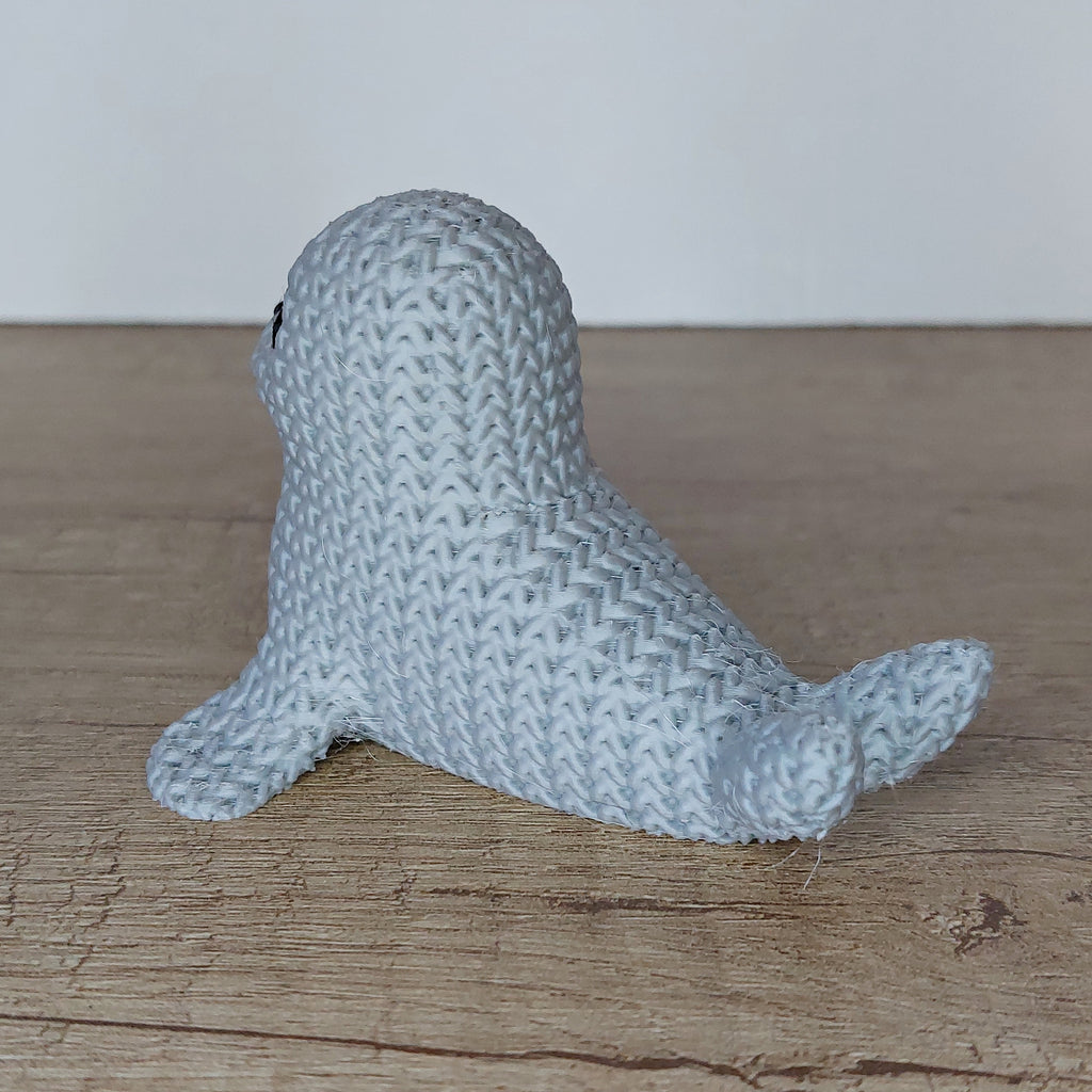 🦭 Seehund im Strick-Look aus 3D-Druck – Maritime Dekofigur mit liebevoller Strickoptik