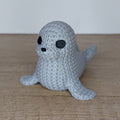 Seehund im Strick-Look aus hochwertigem 3D-Druck in Hellgrau, ca. 9 × 7 × 6 cm, als maritime Dekofigur für Wohnzimmer, Badezimmer oder Büro.