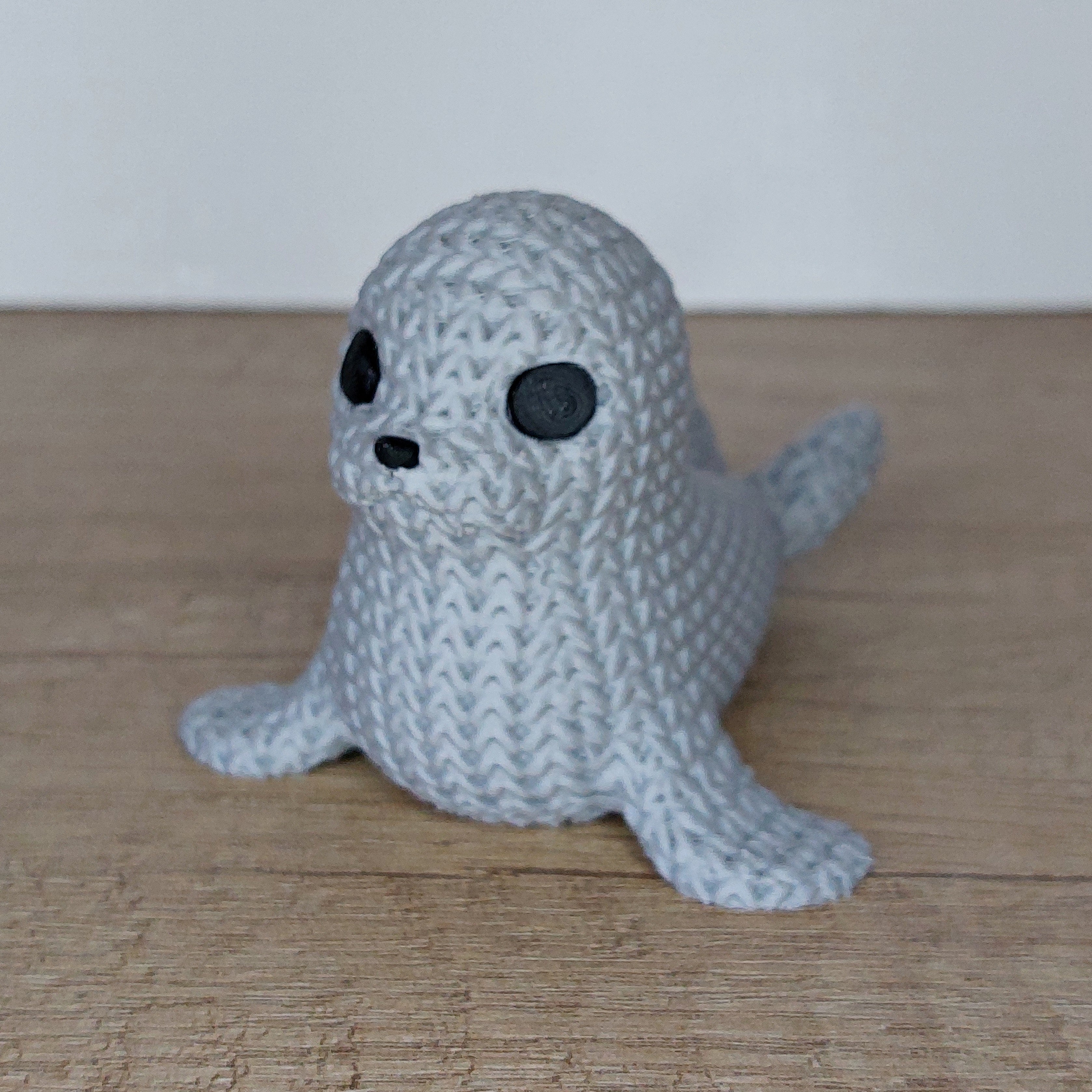 Seehund im Strick-Look aus hochwertigem 3D-Druck in Hellgrau, ca. 9 × 7 × 6 cm, als maritime Dekofigur für Wohnzimmer, Badezimmer oder Büro.