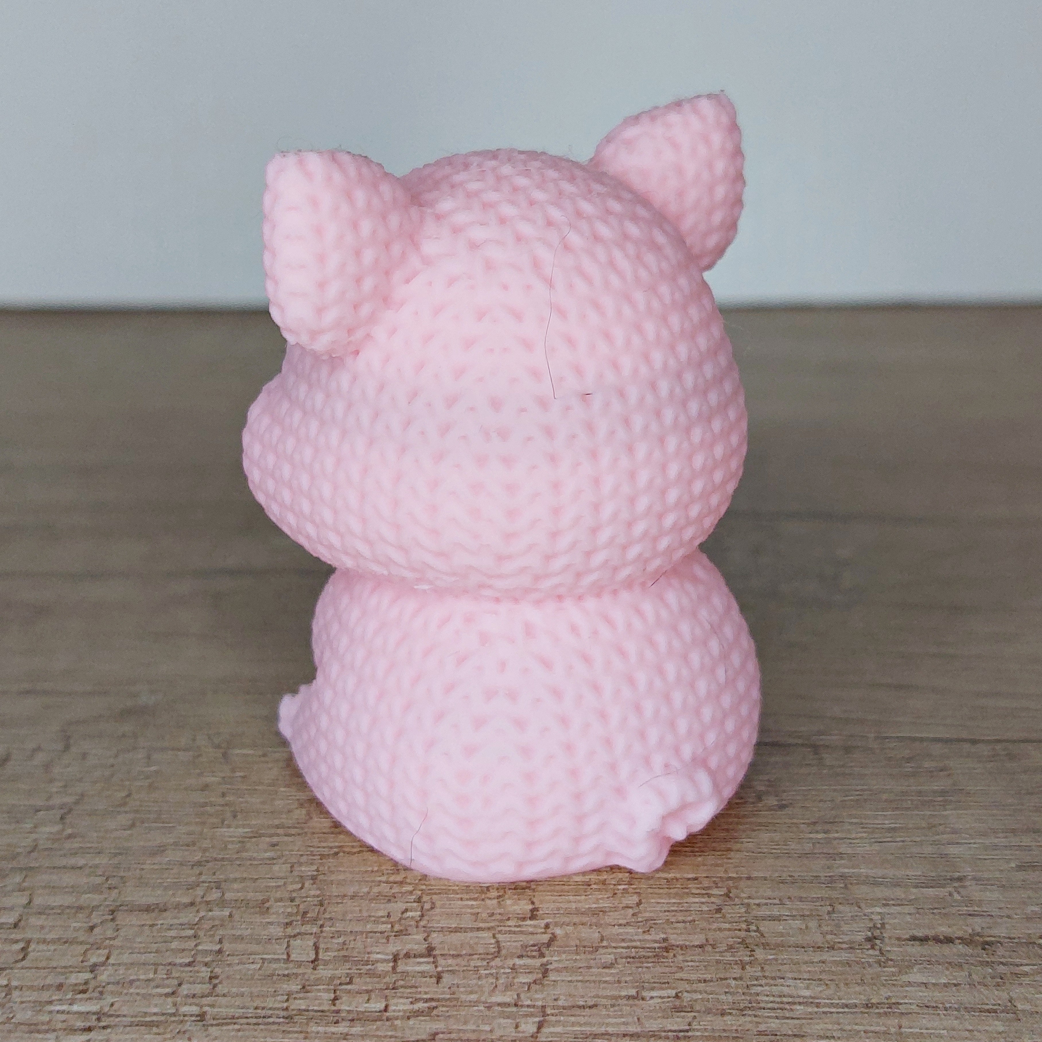 🐷 Schwein im Strick-Look aus 3D-Druck – Niedliche Dekofigur mit gemütlicher Strickoptik