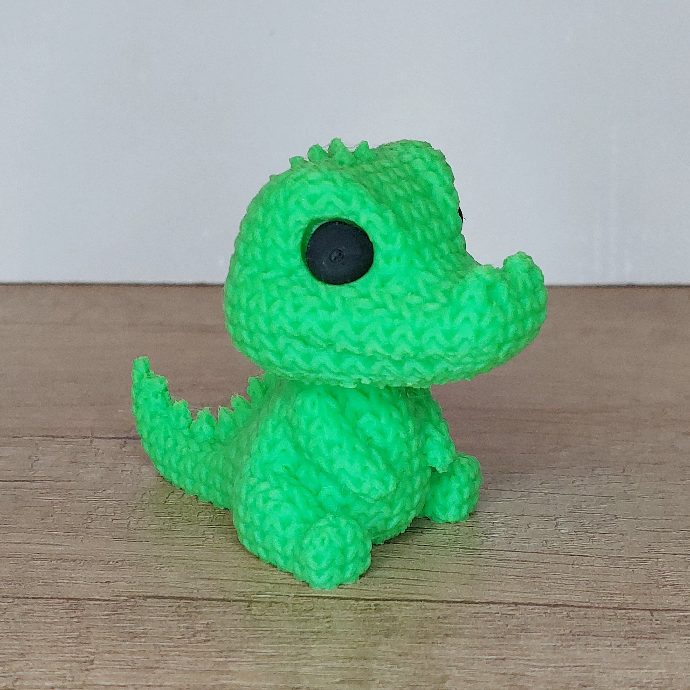 Krokodil im Strick-Look aus hochwertigem 3D-Druck in Grün, ca. 8 × 6 × 5 cm, als dekorative Tierfigur für Wohnzimmer, Kinderzimmer oder Büro.
