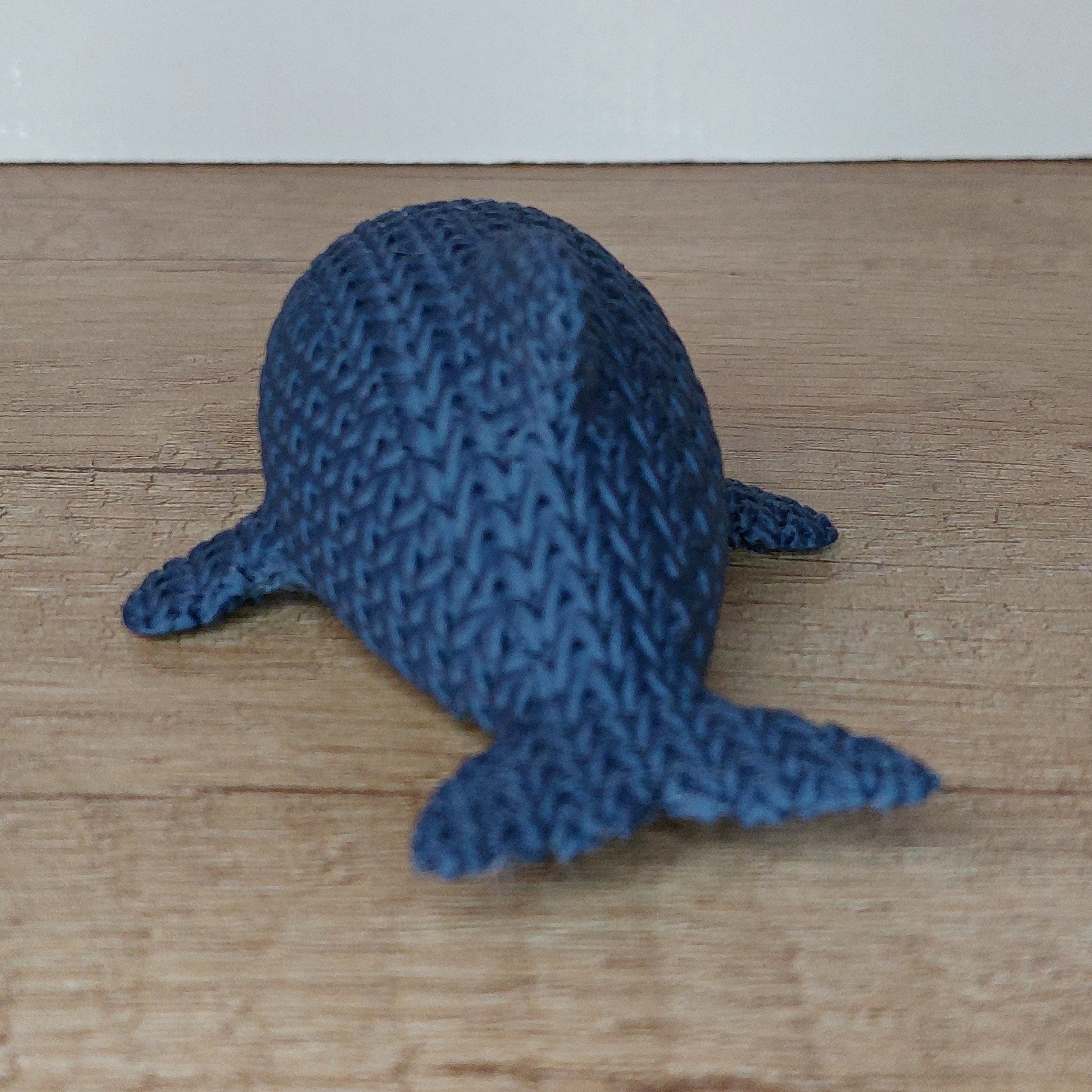 🐬 Delphin im Strick-Look aus 3D-Druck – Maritime Dekofigur mit einzigartiger Strickoptik