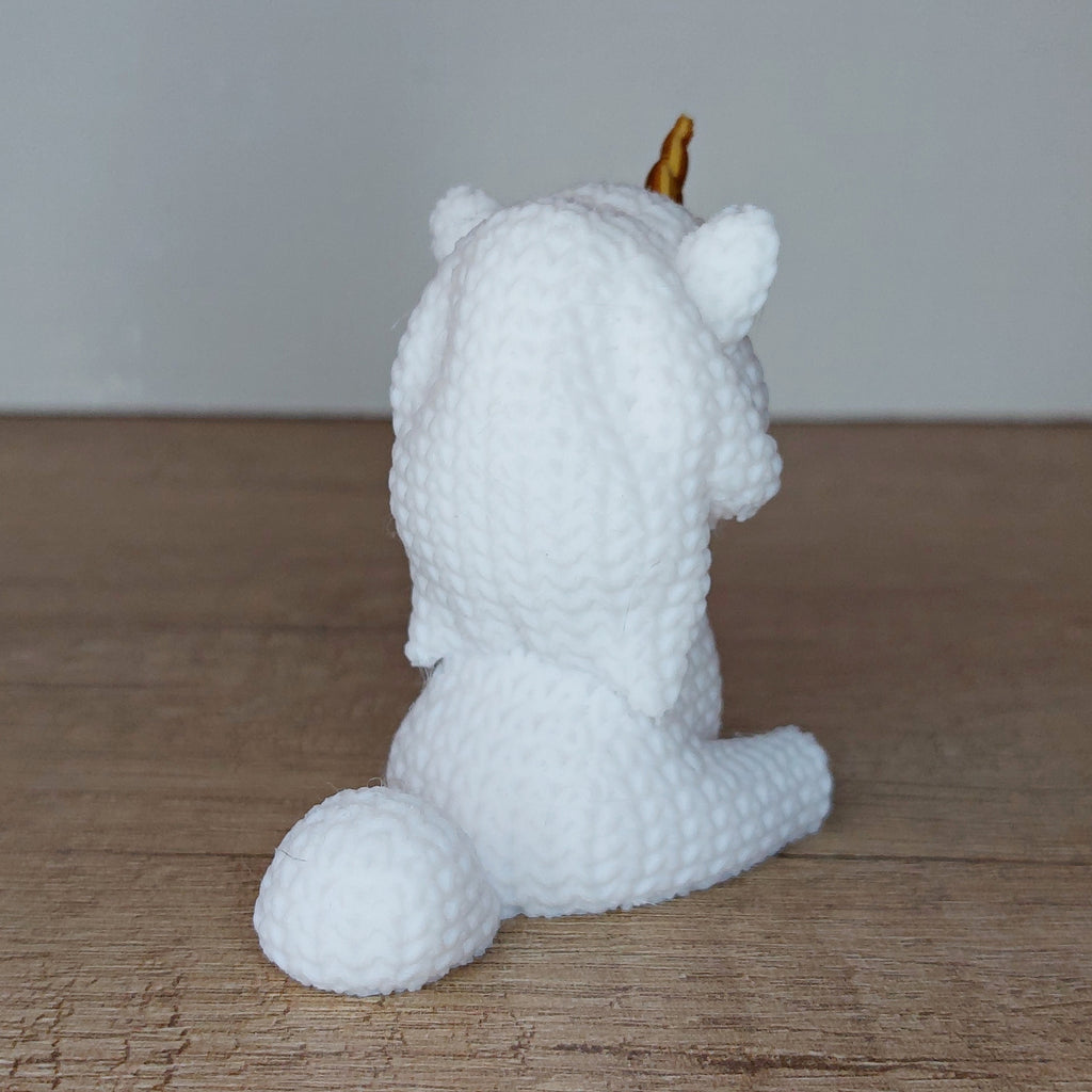 🦄 Sitzendes Einhorn im Strick-Look aus 3D-Druck – Zauberhafte Dekofigur für Einhorn-Fans