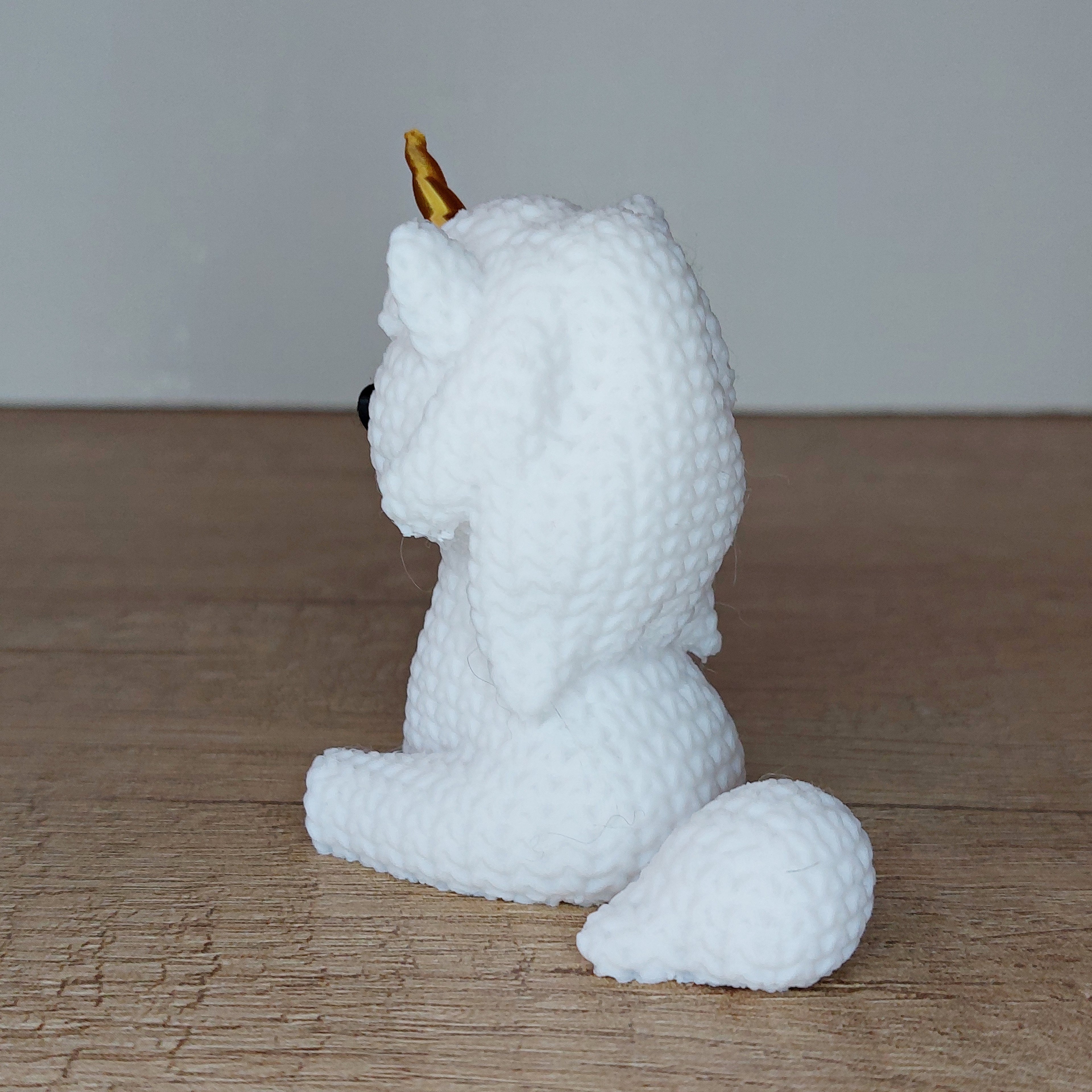 🦄 Sitzendes Einhorn im Strick-Look aus 3D-Druck – Zauberhafte Dekofigur für Einhorn-Fans