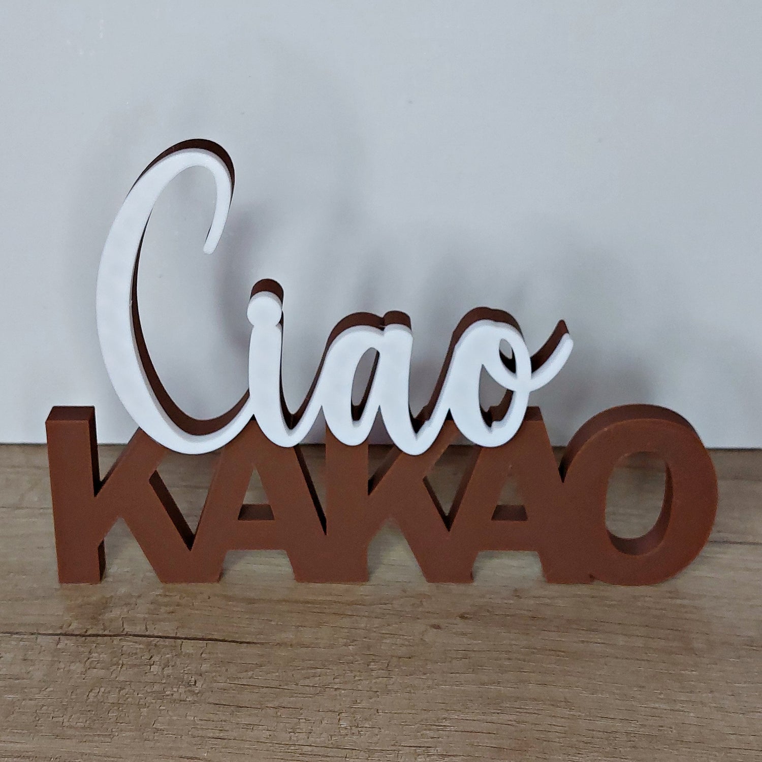 Ciao Kakao Schriftzug aus 3D-Druck in Braun und Weiß