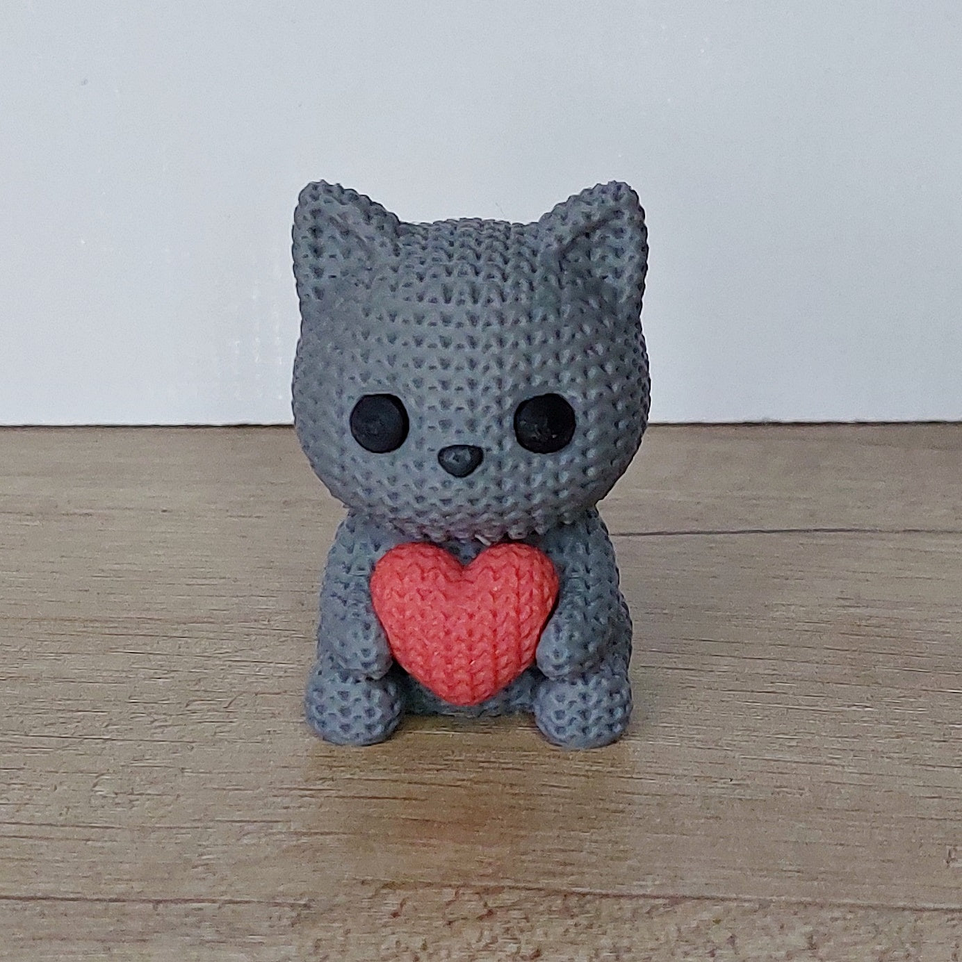 Katze mit Herz im Strick-Look aus 3D-Druck – Liebevolle Dekofigur als Geschenk