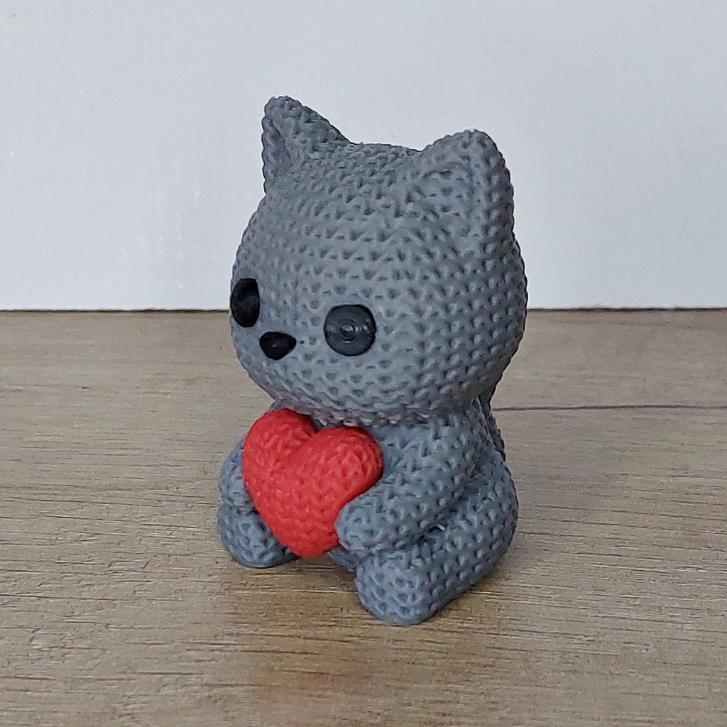 Katze mit Herz im Strick-Look aus 3D-Druck – Liebevolle Dekofigur als Geschenk