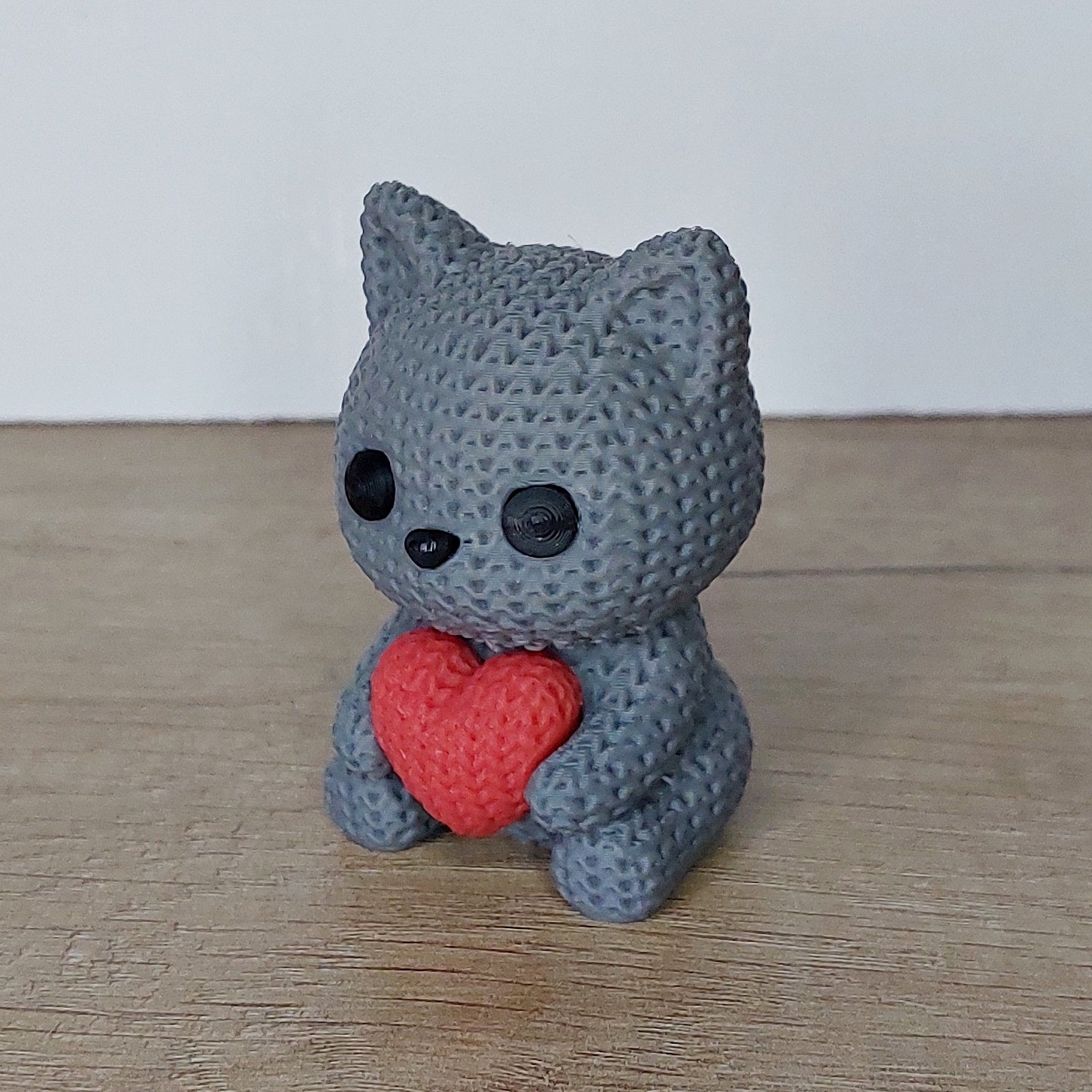 Katze mit Herz im Strick-Look aus 3D-Druck – Liebevolle Dekofigur als Geschenk