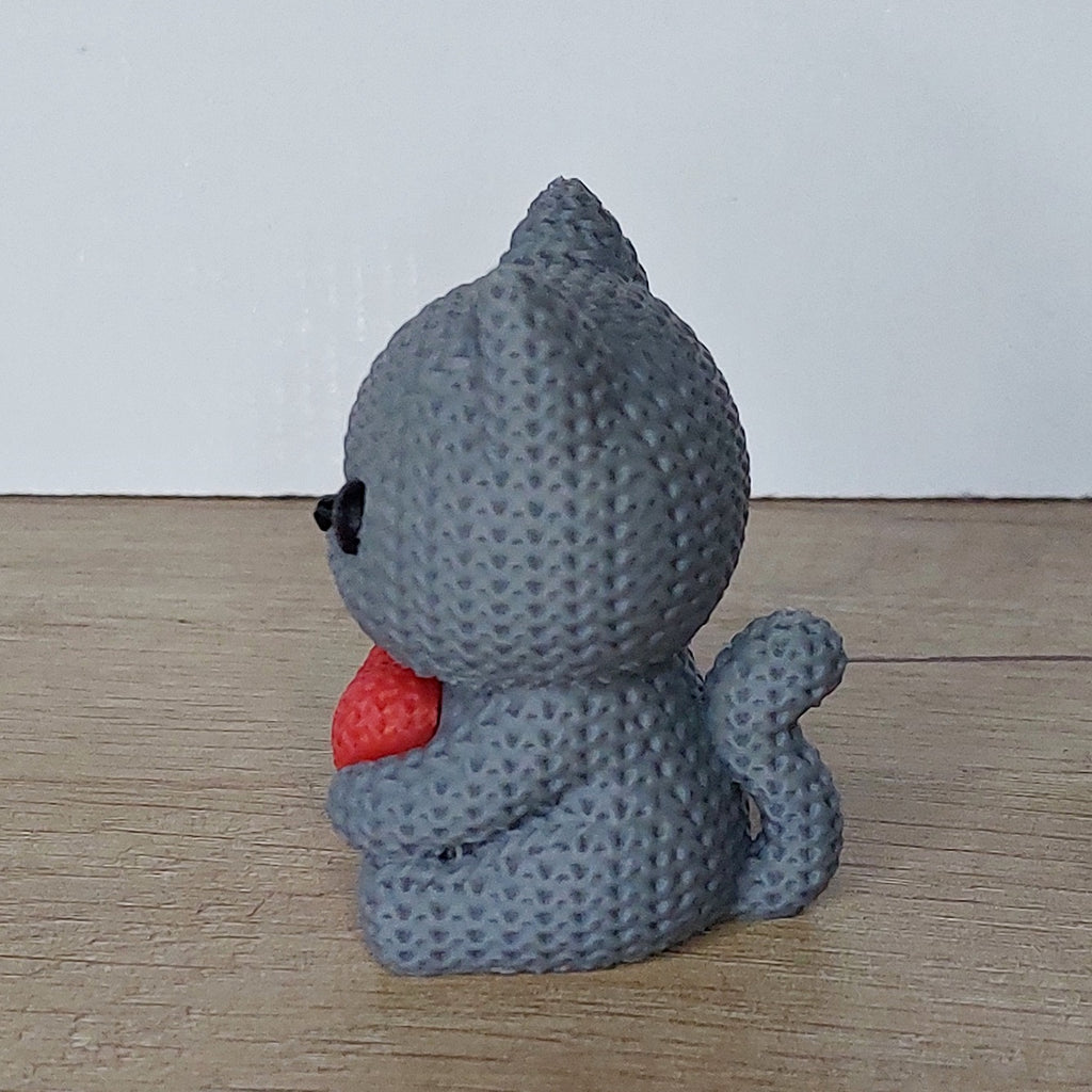 Katze mit Herz im Strick-Look aus 3D-Druck – Liebevolle Dekofigur als Geschenk