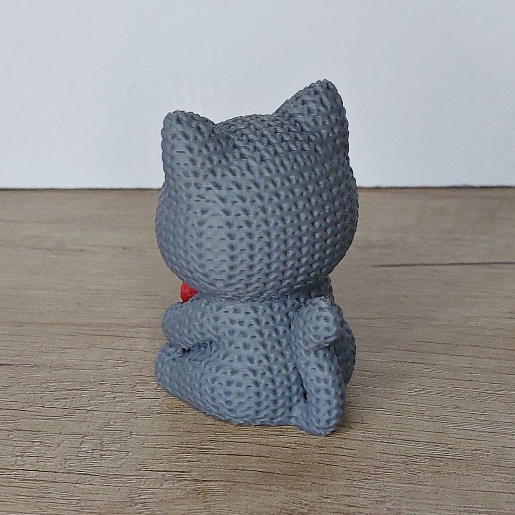 Katze mit Herz im Strick-Look aus 3D-Druck – Liebevolle Dekofigur als Geschenk