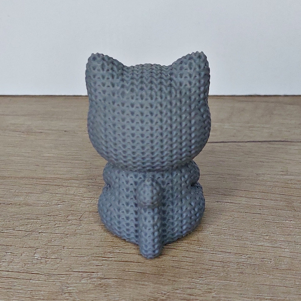 Katze mit Herz im Strick-Look aus 3D-Druck – Liebevolle Dekofigur als Geschenk