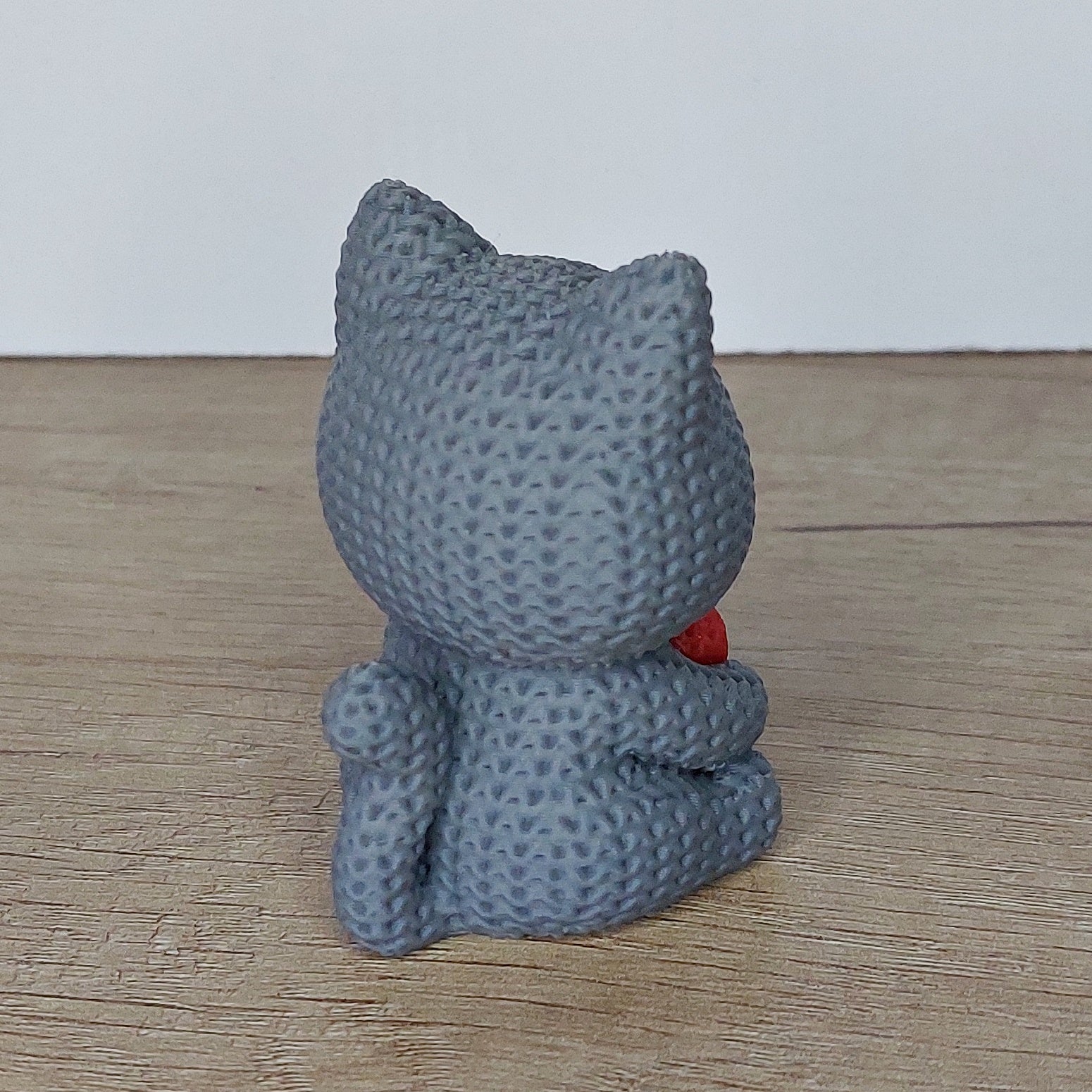 Katze mit Herz im Strick-Look aus 3D-Druck – Liebevolle Dekofigur als Geschenk