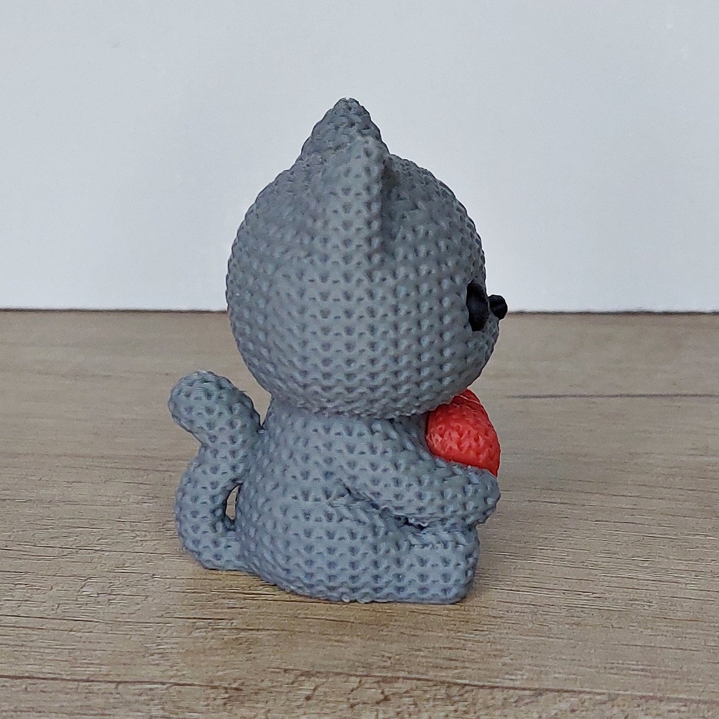 Katze mit Herz im Strick-Look aus 3D-Druck – Liebevolle Dekofigur als Geschenk