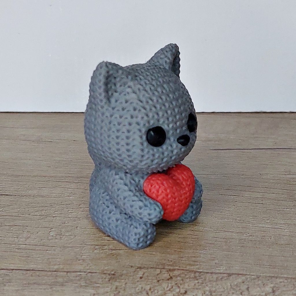 Katze mit Herz im Strick-Look aus 3D-Druck – Liebevolle Dekofigur als Geschenk