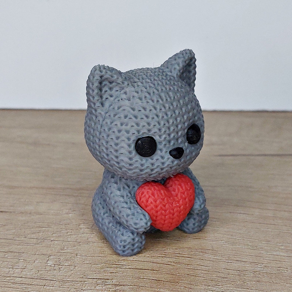 Katze mit Herz im Strick-Look aus 3D-Druck – Liebevolle Dekofigur als Geschenk