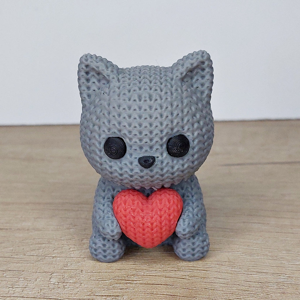 Katze mit Herz im Strick-Look aus 3D-Druck – Liebevolle Dekofigur als Geschenk