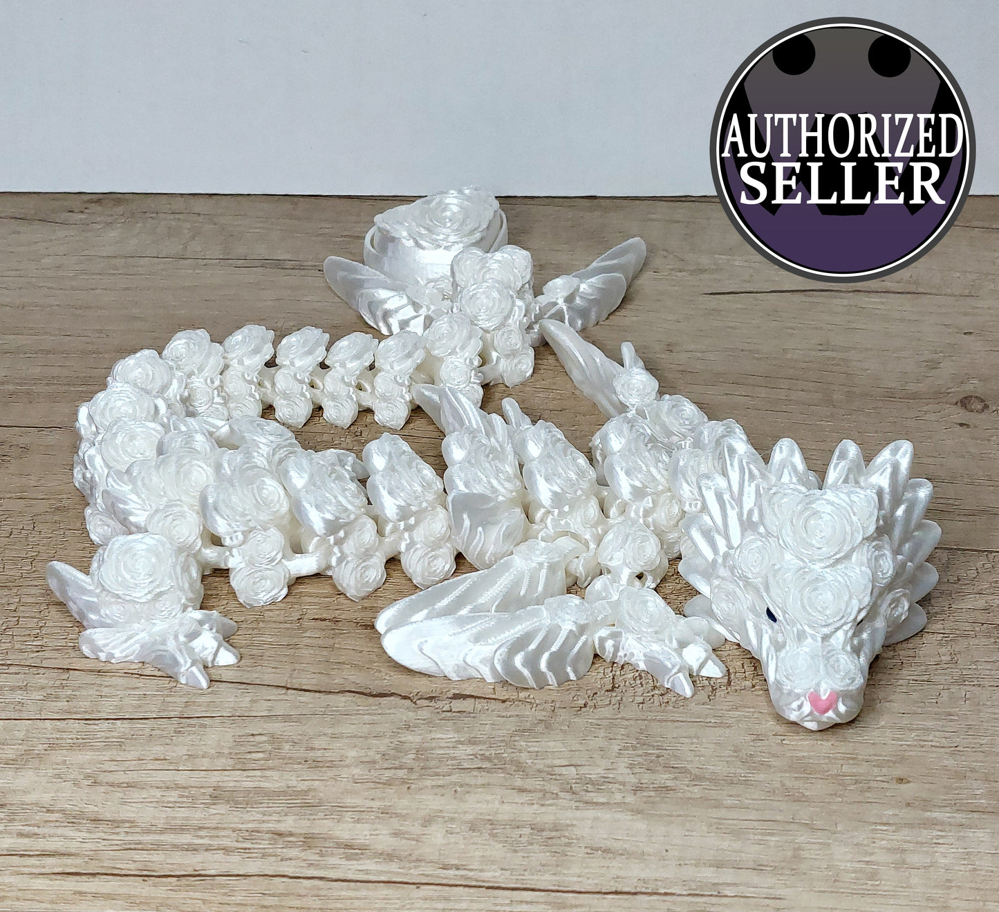Herz-Rosen-Drache aus 3D-Druck | Voll beweglich mit Klicker | Romantische Drachenfigur | Weiß irisierend | 43 cm megahobby