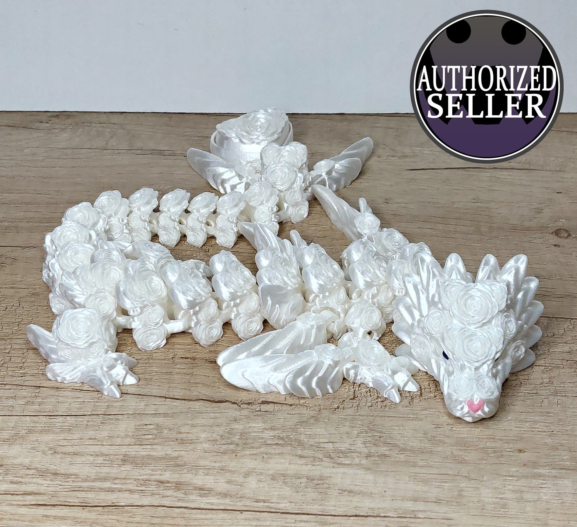 Herz-Rosen-Drache aus 3D-Druck | Voll beweglich mit Klicker | Romantische Drachenfigur | Weiß irisierend | 43 cm megahobby