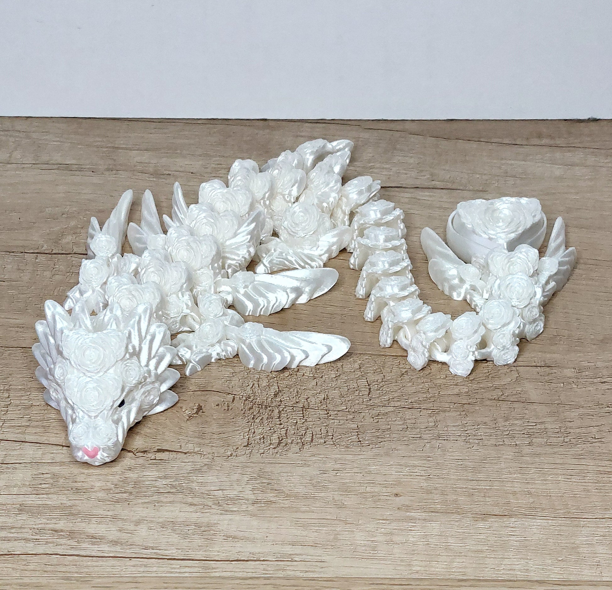 Herz-Rosen-Drache aus 3D-Druck | Voll beweglich mit Klicker | Romantische Drachenfigur | Weiß irisierend | 43 cm megahobby