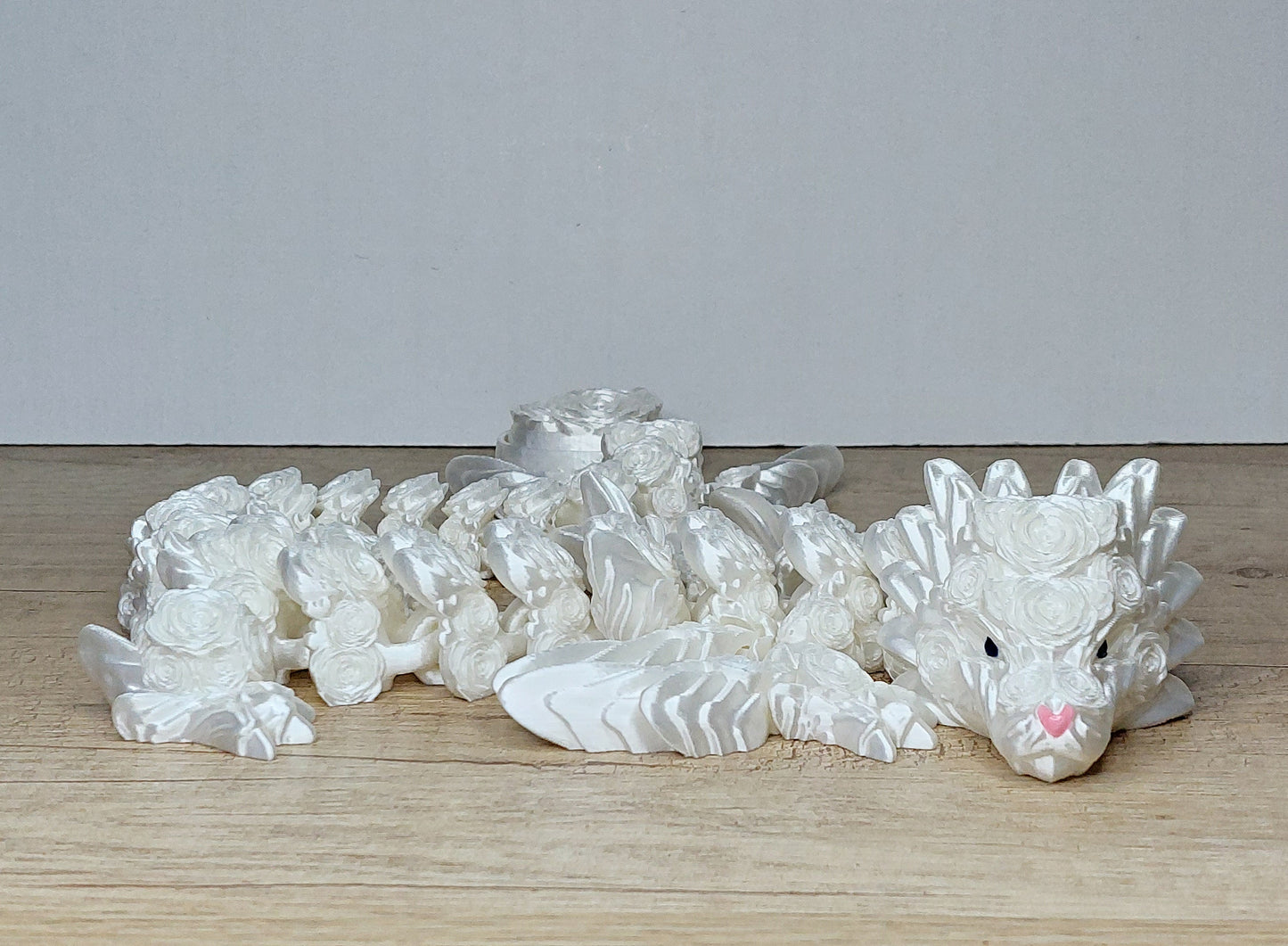 Herz-Rosen-Drache aus 3D-Druck | Voll beweglich mit Klicker | Romantische Drachenfigur | Weiß irisierend | 43 cm megahobby