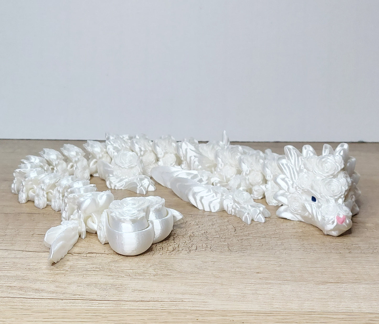 Herz-Rosen-Drache aus 3D-Druck | Voll beweglich mit Klicker | Romantische Drachenfigur | Weiß irisierend | 43 cm megahobby