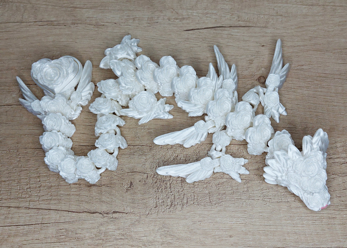 Herz-Rosen-Drache aus 3D-Druck | Voll beweglich mit Klicker | Romantische Drachenfigur | Weiß irisierend | 43 cm megahobby