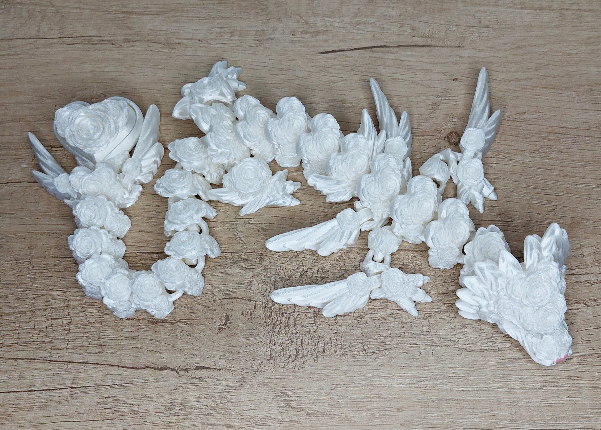 Herz-Rosen-Drache aus 3D-Druck | Voll beweglich mit Klicker | Romantische Drachenfigur | Weiß irisierend | 43 cm megahobby