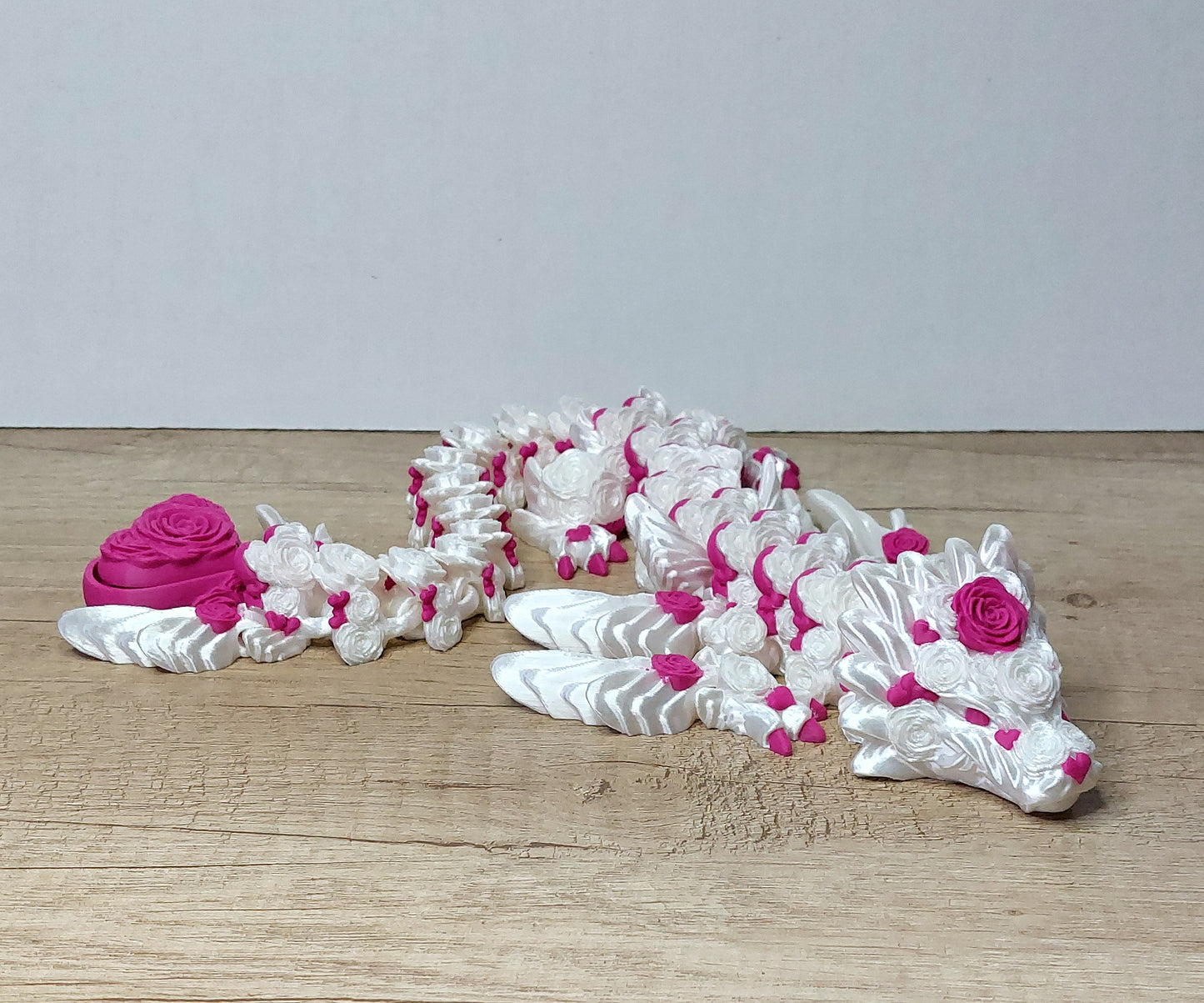Herz-Rosen-Drache aus 3D-Druck | Voll beweglich mit Klicker | Romantische Drachenfigur | Weiß irisierend | 43 cm megahobby