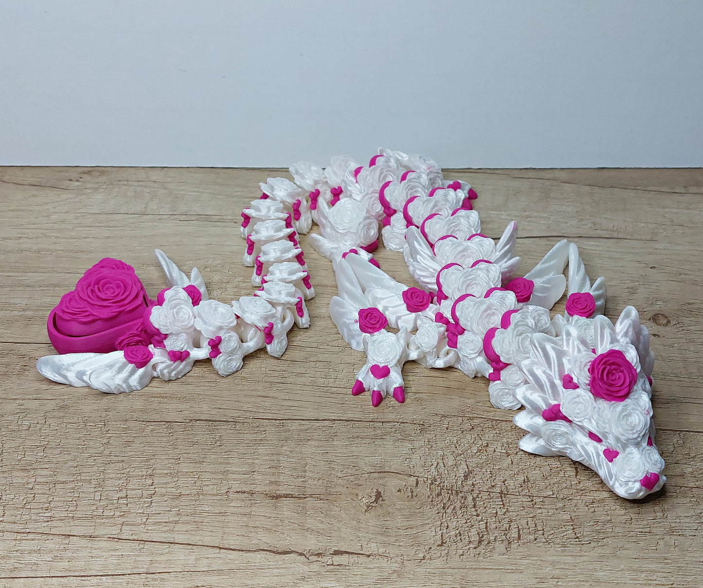 Herz-Rosen-Drache aus 3D-Druck | Voll beweglich mit Klicker | Romantische Drachenfigur | Weiß irisierend | 43 cm megahobby