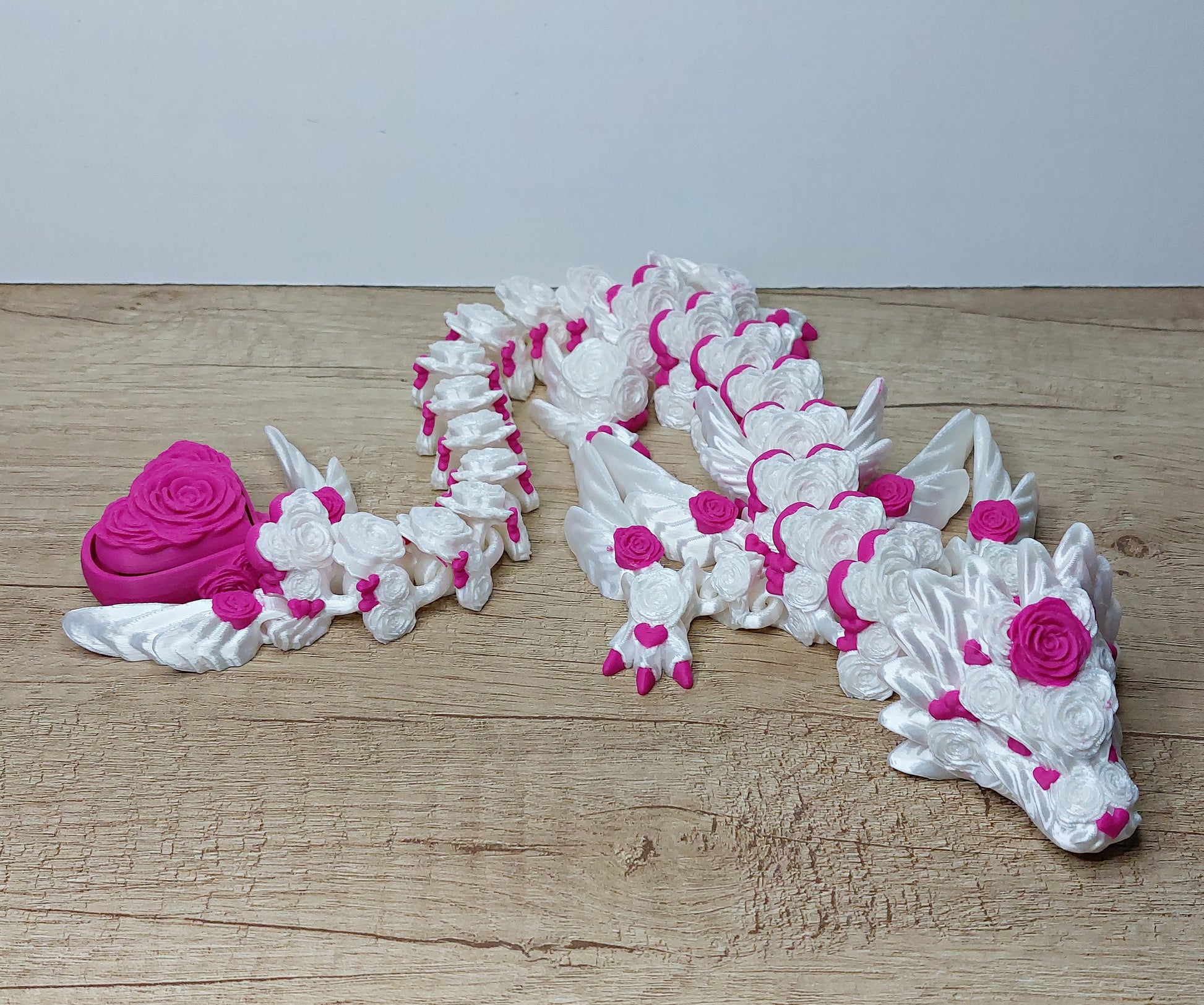 Herz-Rosen-Drache aus 3D-Druck | Voll beweglich mit Klicker | Romantische Drachenfigur | Weiß irisierend | 43 cm megahobby