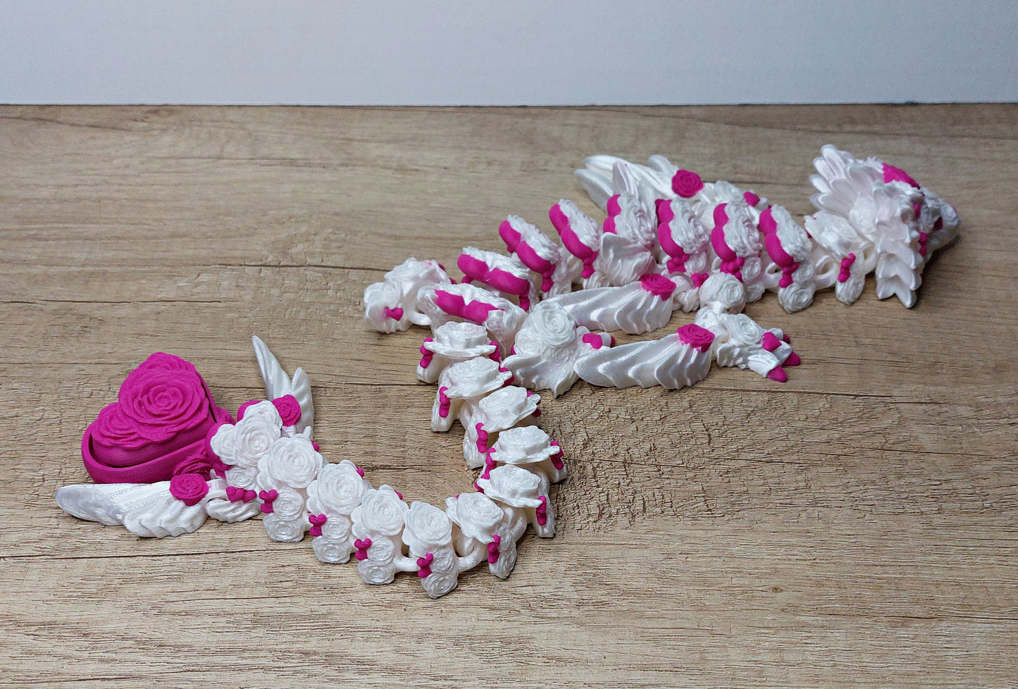 Herz-Rosen-Drache aus 3D-Druck | Voll beweglich mit Klicker | Romantische Drachenfigur | Weiß irisierend | 43 cm megahobby