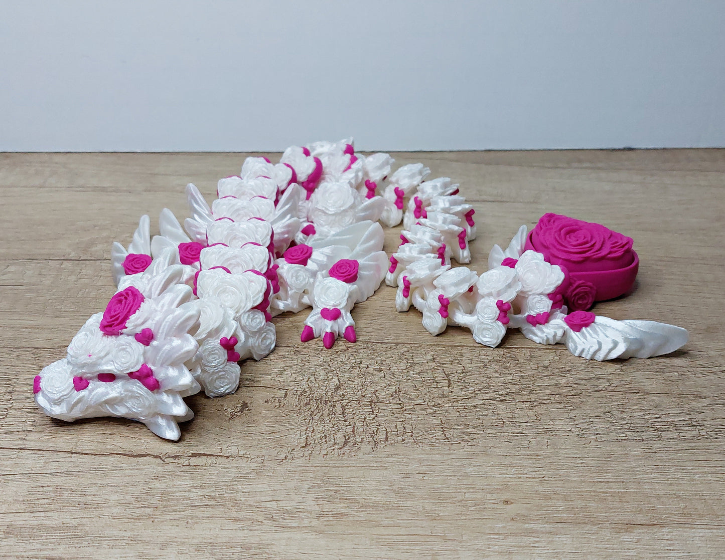 Herz-Rosen-Drache aus 3D-Druck | Voll beweglich mit Klicker | Romantische Drachenfigur | Weiß irisierend | 43 cm megahobby