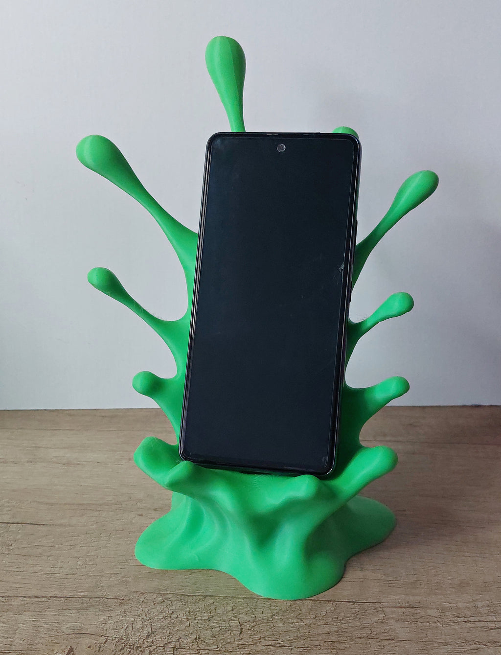 📱 Handyhalter „Splash“ mit Kabeldurchführung – Moderner Smartphone-Ständer aus 3D-Druck