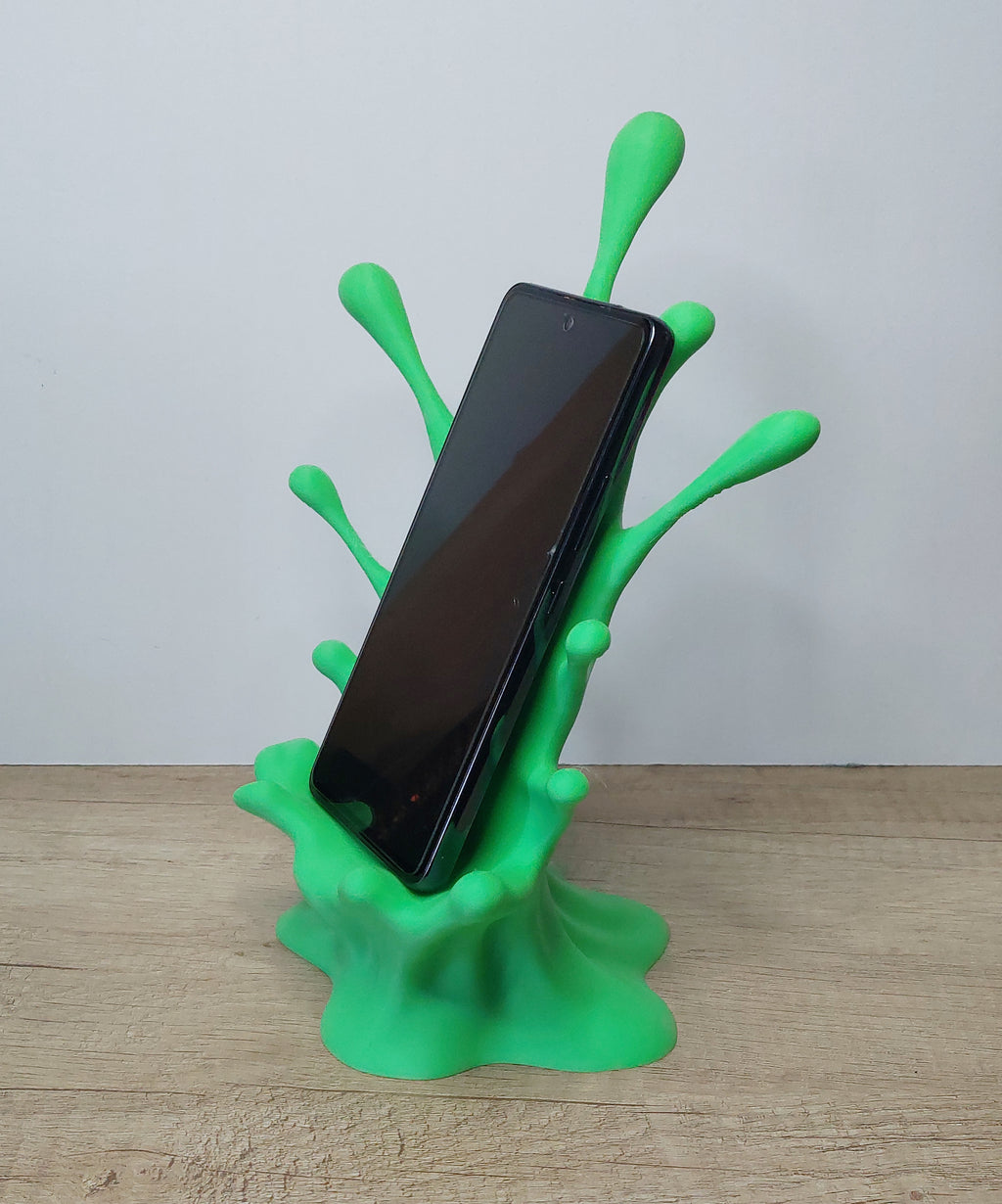 📱 Handyhalter „Splash“ mit Kabeldurchführung – Moderner Smartphone-Ständer aus 3D-Druck