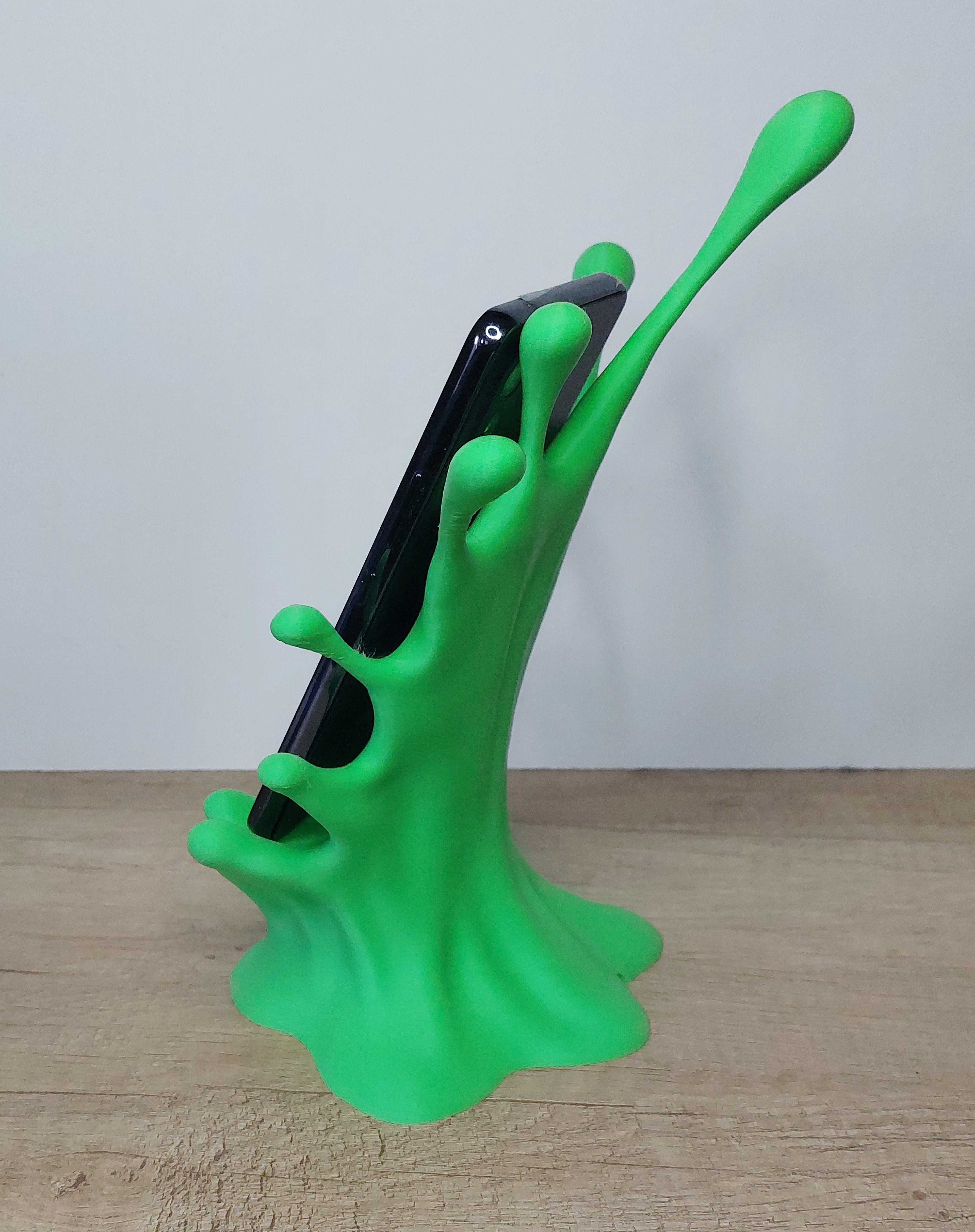 📱 Handyhalter „Splash“ mit Kabeldurchführung – Moderner Smartphone-Ständer aus 3D-Druck