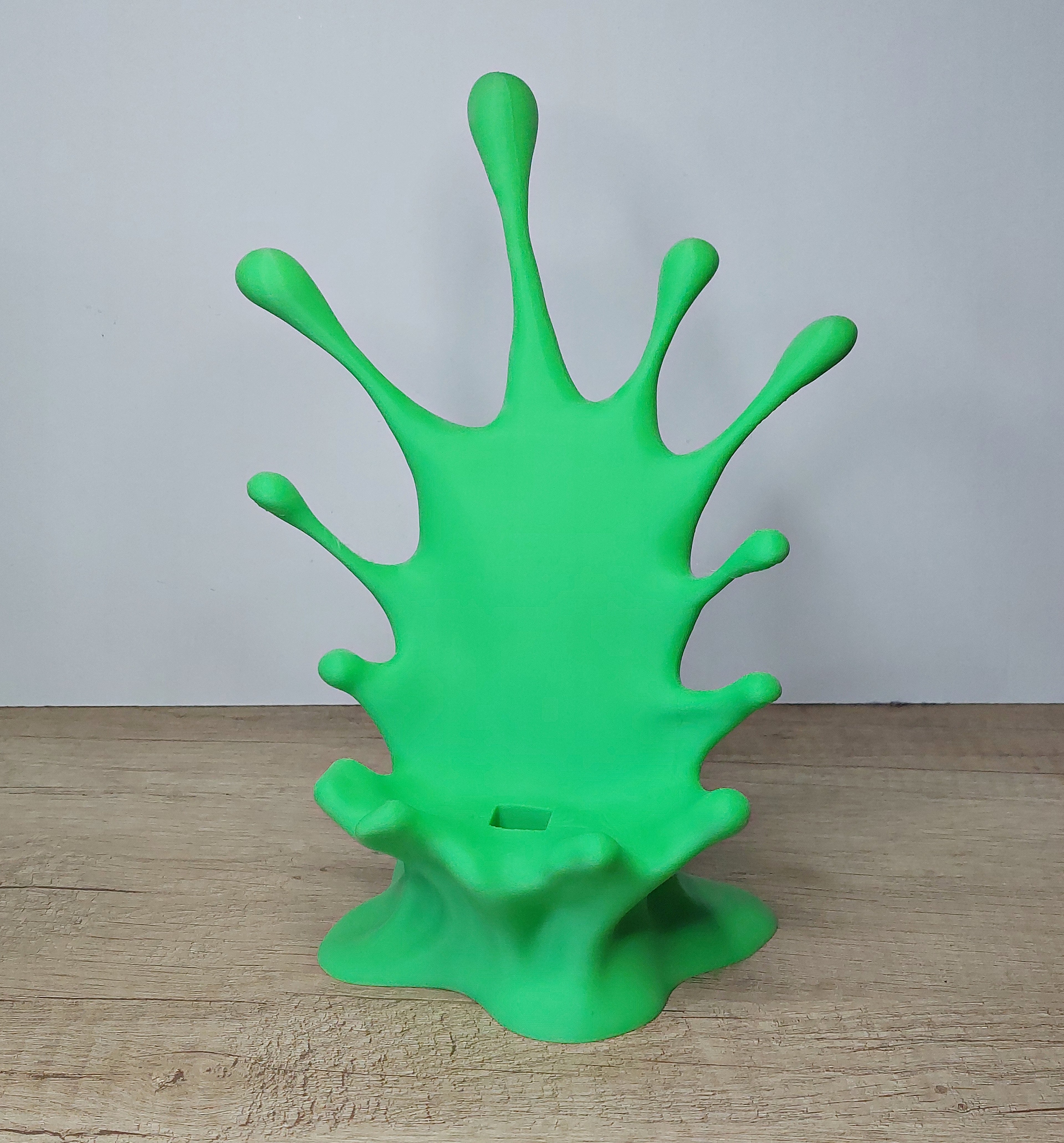 📱 Handyhalter „Splash“ mit Kabeldurchführung – Moderner Smartphone-Ständer aus 3D-Druck