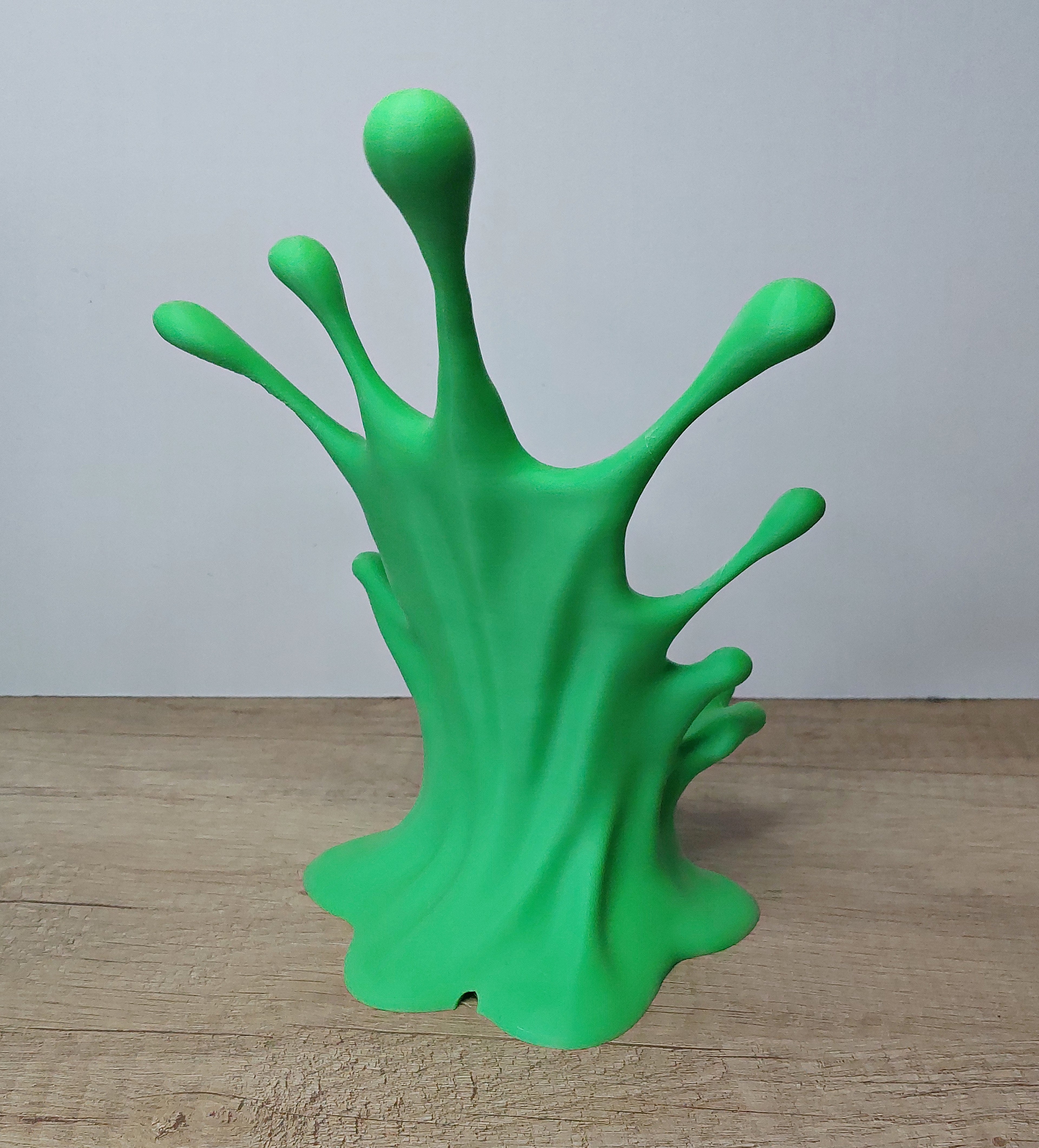 📱 Handyhalter „Splash“ mit Kabeldurchführung – Moderner Smartphone-Ständer aus 3D-Druck
