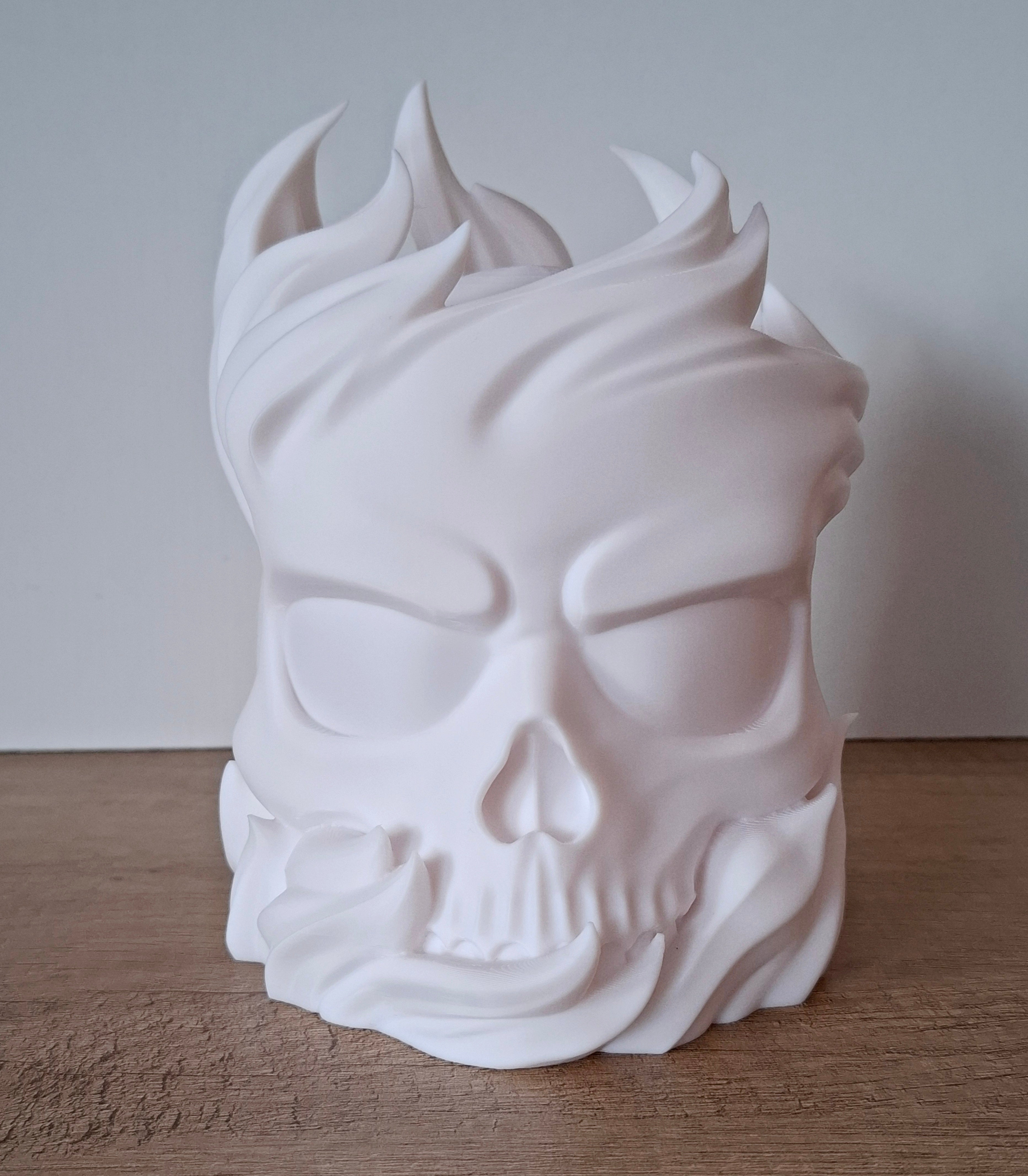 💀 Totenkopf-Lampe mit Flammen – Weiße LED-Lampe aus hochwertigem 3D-Druck