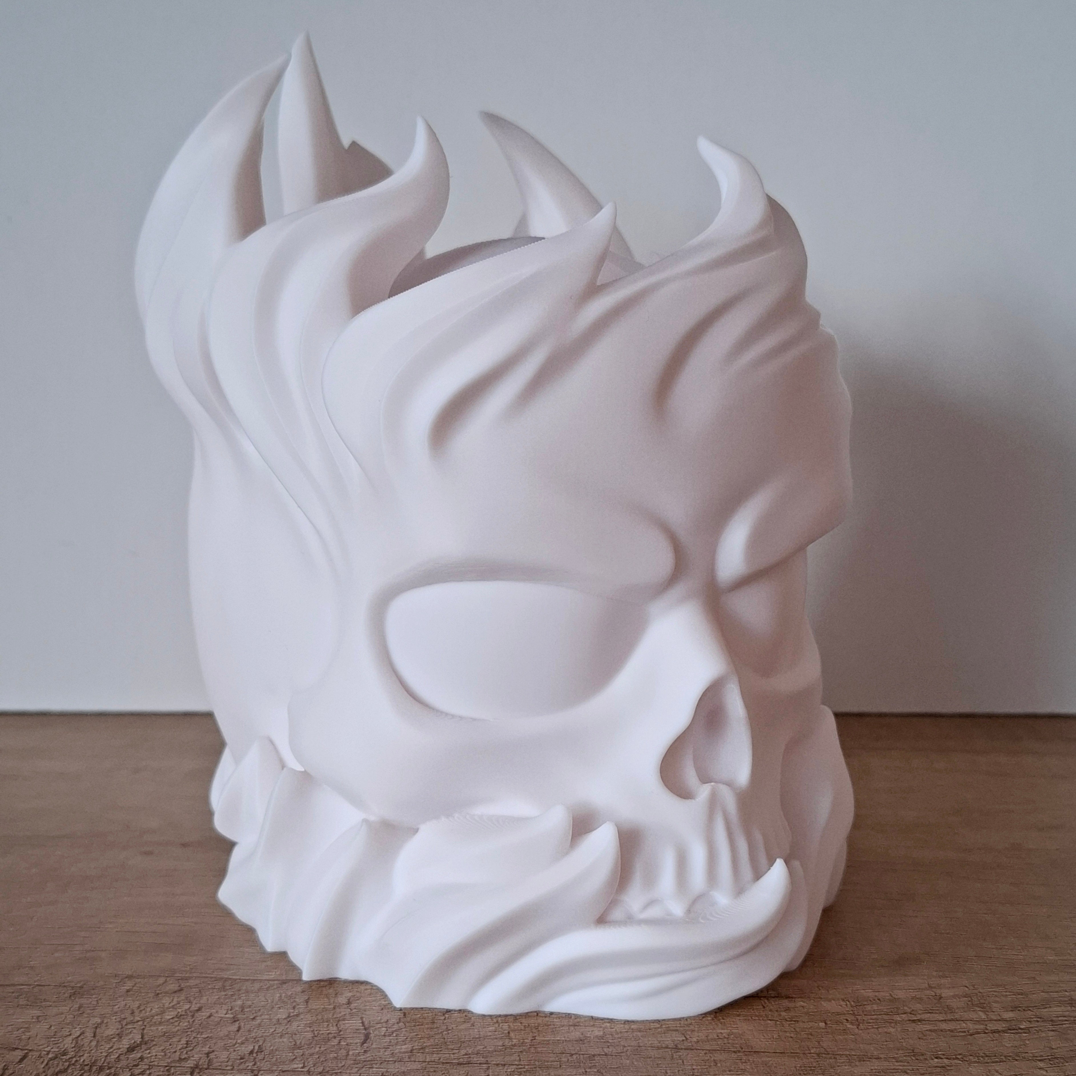 💀 Totenkopf-Lampe mit Flammen – Weiße LED-Lampe aus hochwertigem 3D-Druck