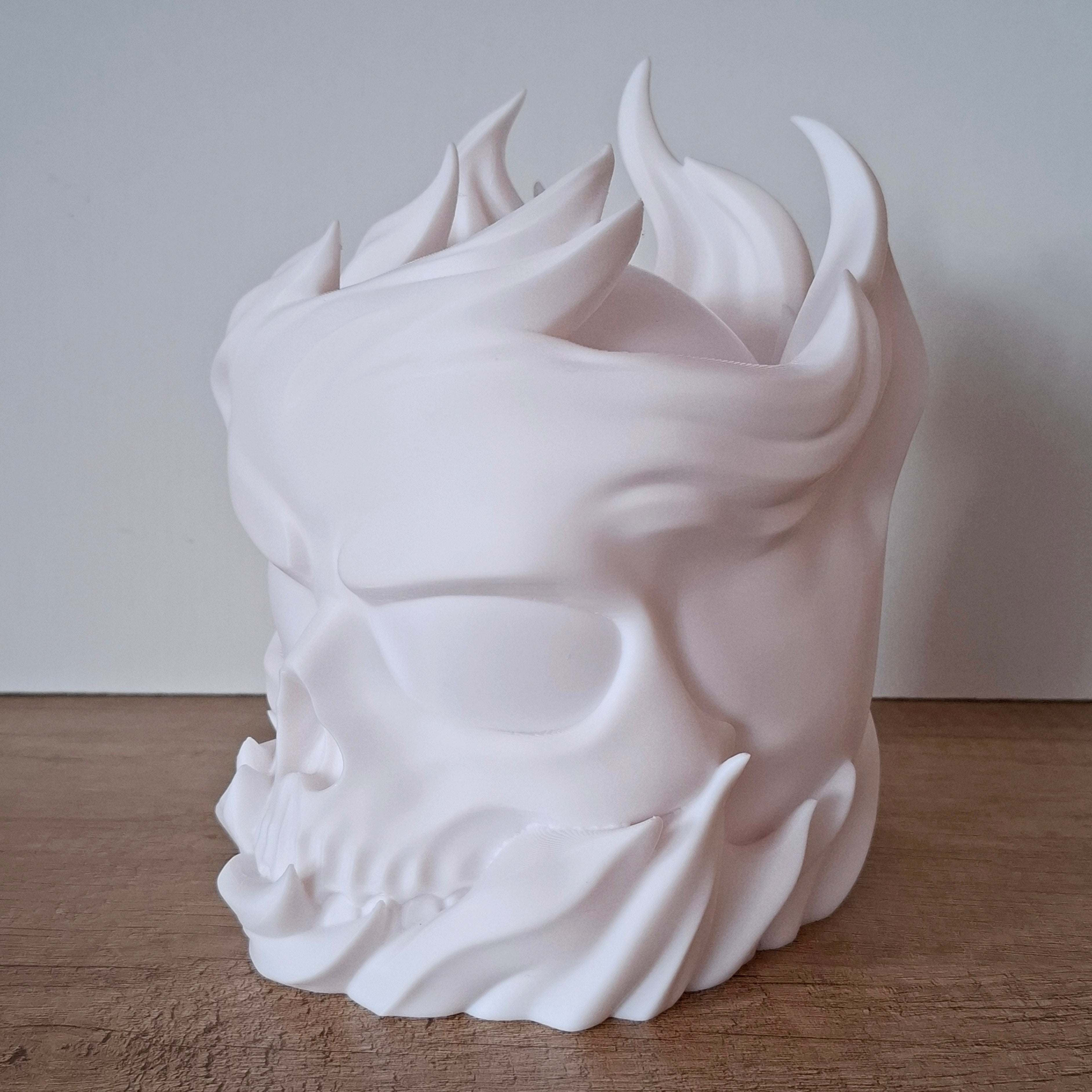 💀 Totenkopf-Lampe mit Flammen – Weiße LED-Lampe aus hochwertigem 3D-Druck
