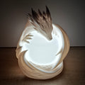 Weiße mystische Drachenlampe aus hochwertigem 3D-Druck mit LED-Beleuchtung, ca. 20 cm hoch, als Fantasy-Dekoration für Wohnzimmer oder Gaming-Zimmer.