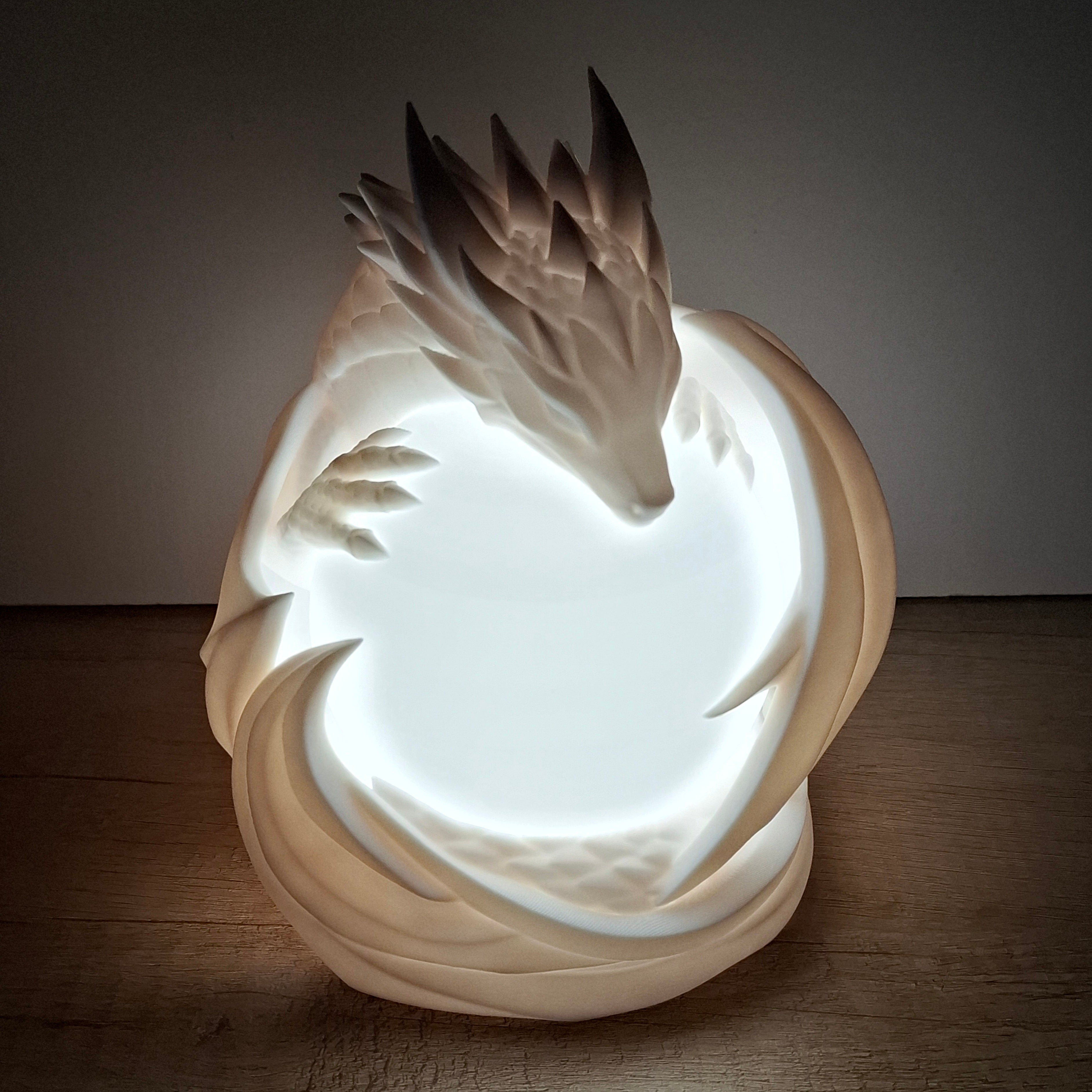 Weiße mystische Drachenlampe aus hochwertigem 3D-Druck mit LED-Beleuchtung, ca. 20 cm hoch, als Fantasy-Dekoration für Wohnzimmer oder Gaming-Zimmer.