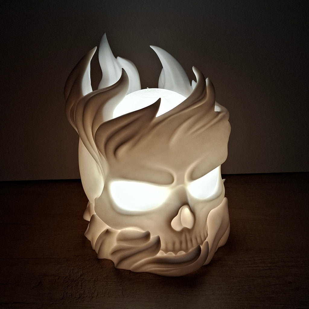 Weiße Totenkopf-Lampe mit Flammen aus hochwertigem 3D-Druck und LED-Beleuchtung, ca. 18 cm hoch, als Gothic- und Horror-Dekoration.