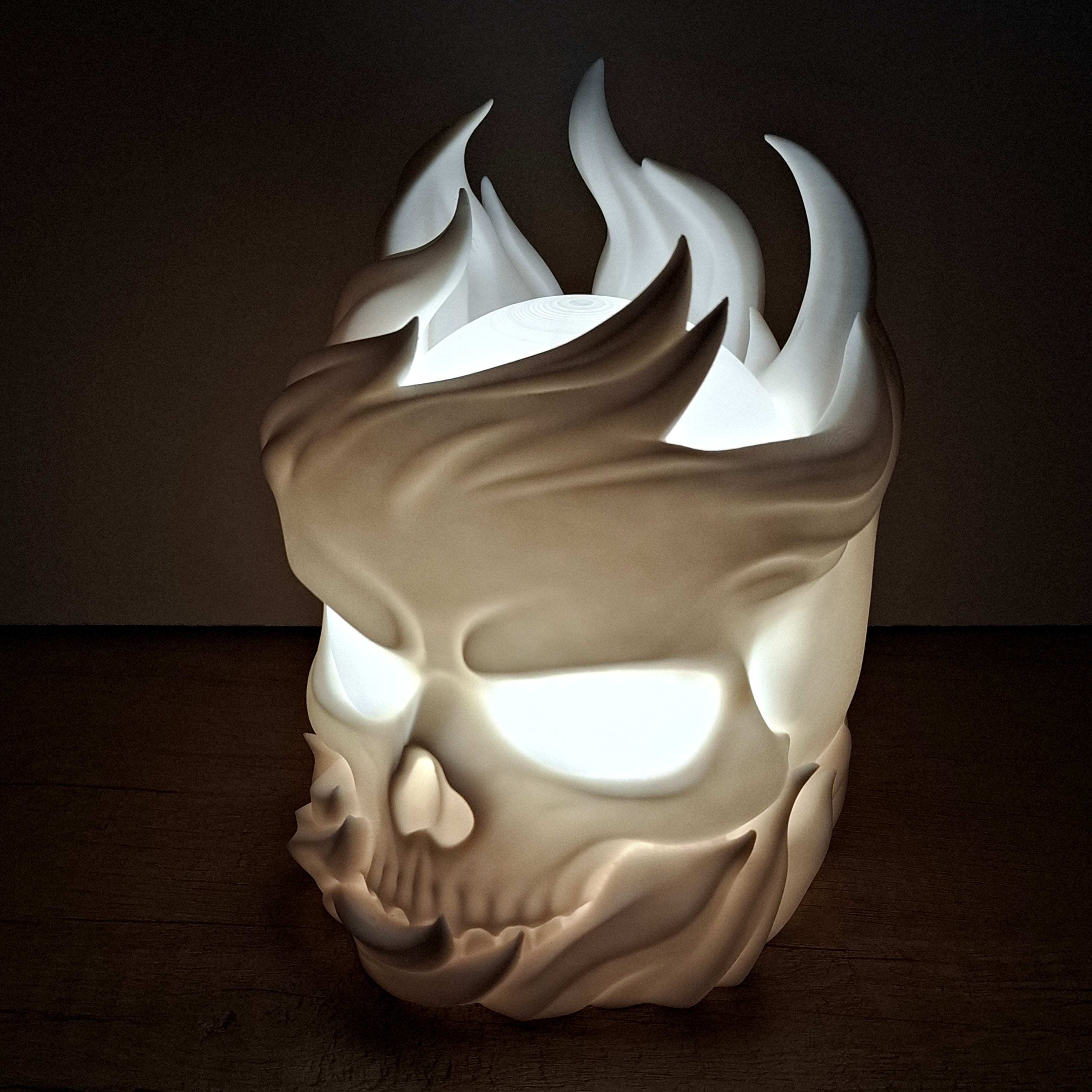 💀 Totenkopf-Lampe mit Flammen – Weiße LED-Lampe aus hochwertigem 3D-Druck