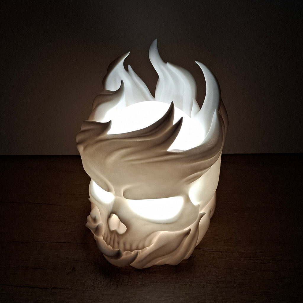 💀 Totenkopf-Lampe mit Flammen – Weiße LED-Lampe aus hochwertigem 3D-Druck